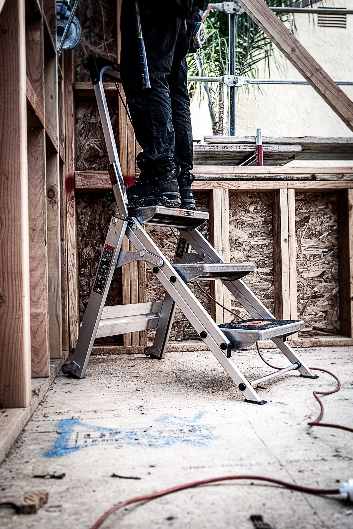 Taburete de seguridad plegable Little Giant Ladders Safety Step M3 de 3 peldaños y capacidad de 300 lb en aluminio plateado (10310BA)