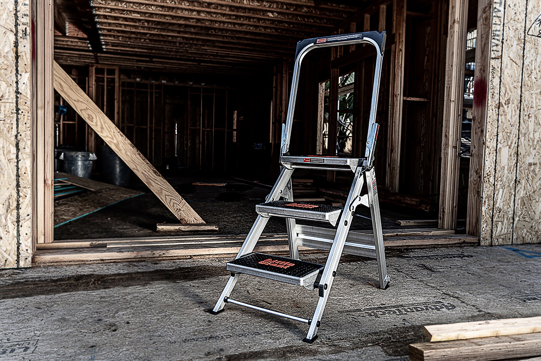 Taburete de seguridad plegable Little Giant Ladders Safety Step M3 de 3 peldaños y capacidad de 300 lb en aluminio plateado (10310BA)