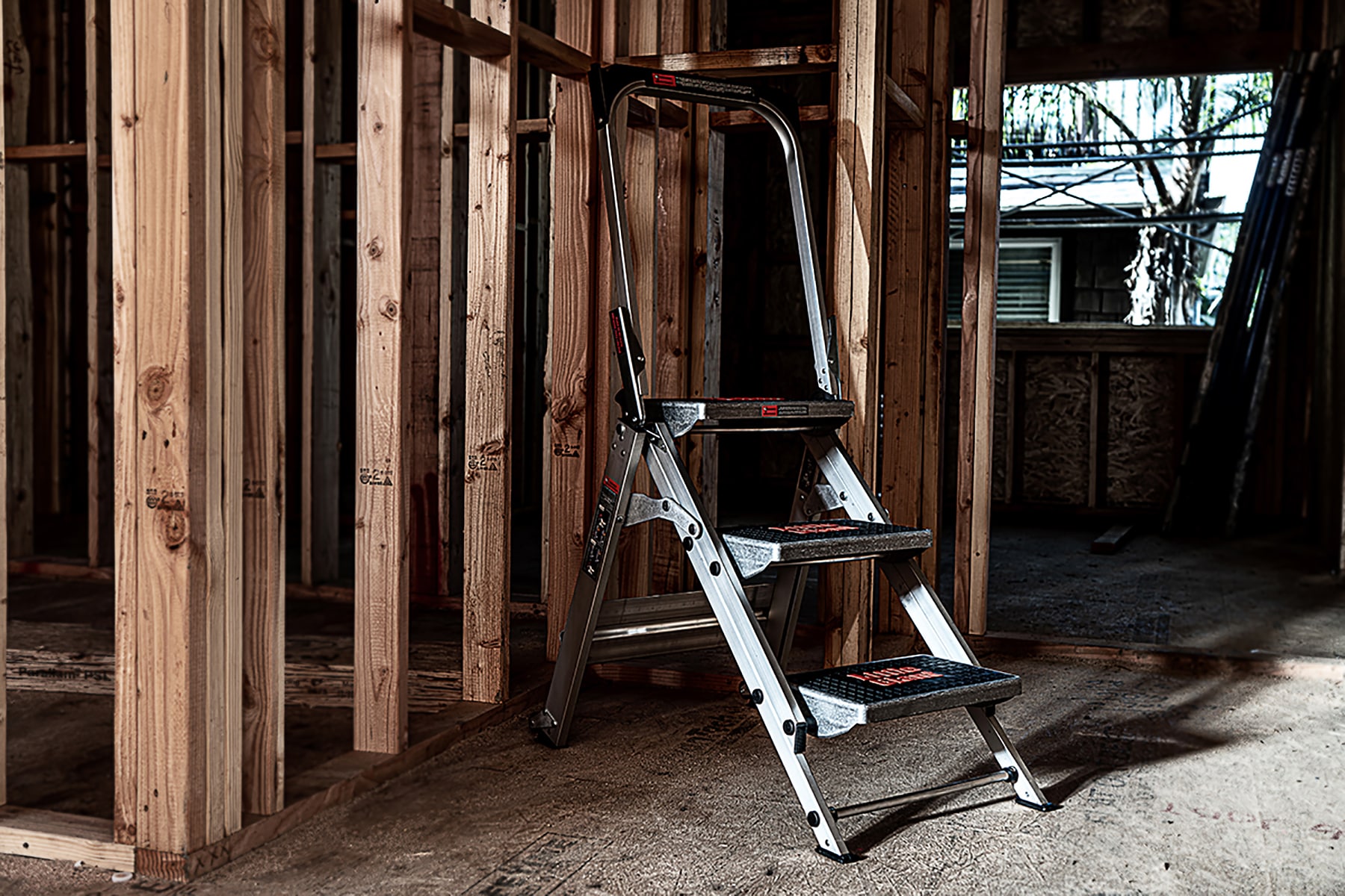 Taburete de seguridad plegable Little Giant Ladders Safety Step M3 de 3 peldaños y capacidad de 300 lb en aluminio plateado (10310BA)
