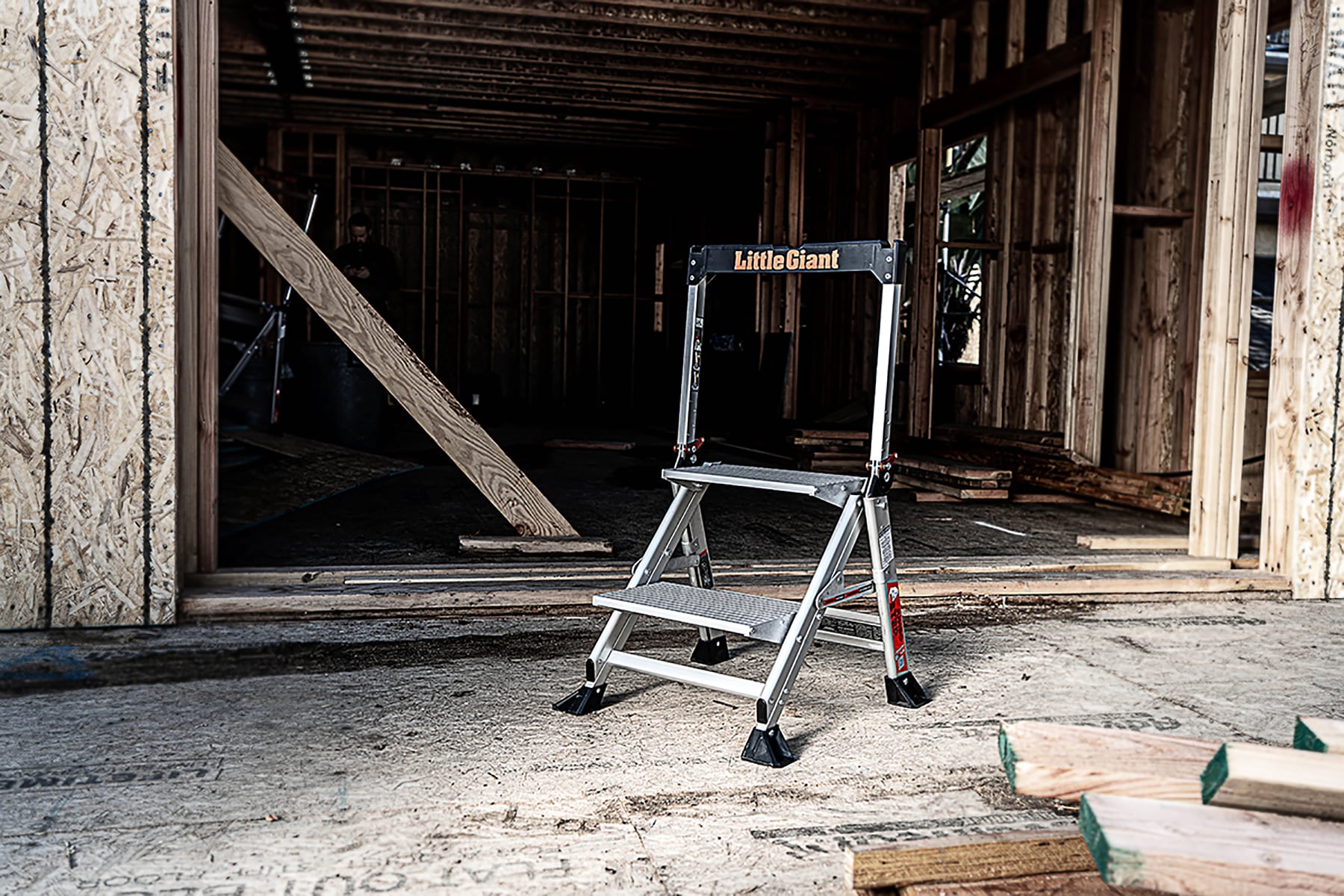 Escalonilla Plegable de Aluminio Plateado Little Giant Ladders Jumbo Step M2 de 2 Escalones con Capacidad de 375.0 lbs 11902