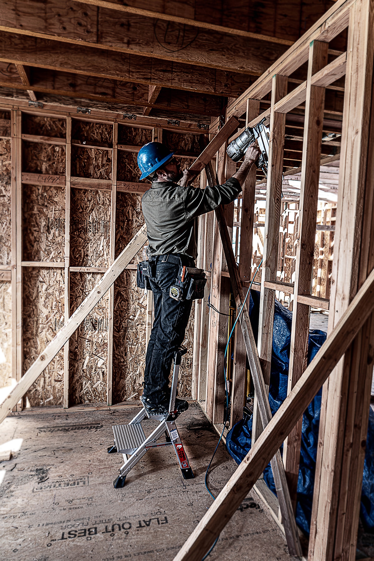 Escalonilla Plegable de Aluminio Plateado Little Giant Ladders Jumbo Step M2 de 2 Escalones con Capacidad de 375.0 lbs 11902