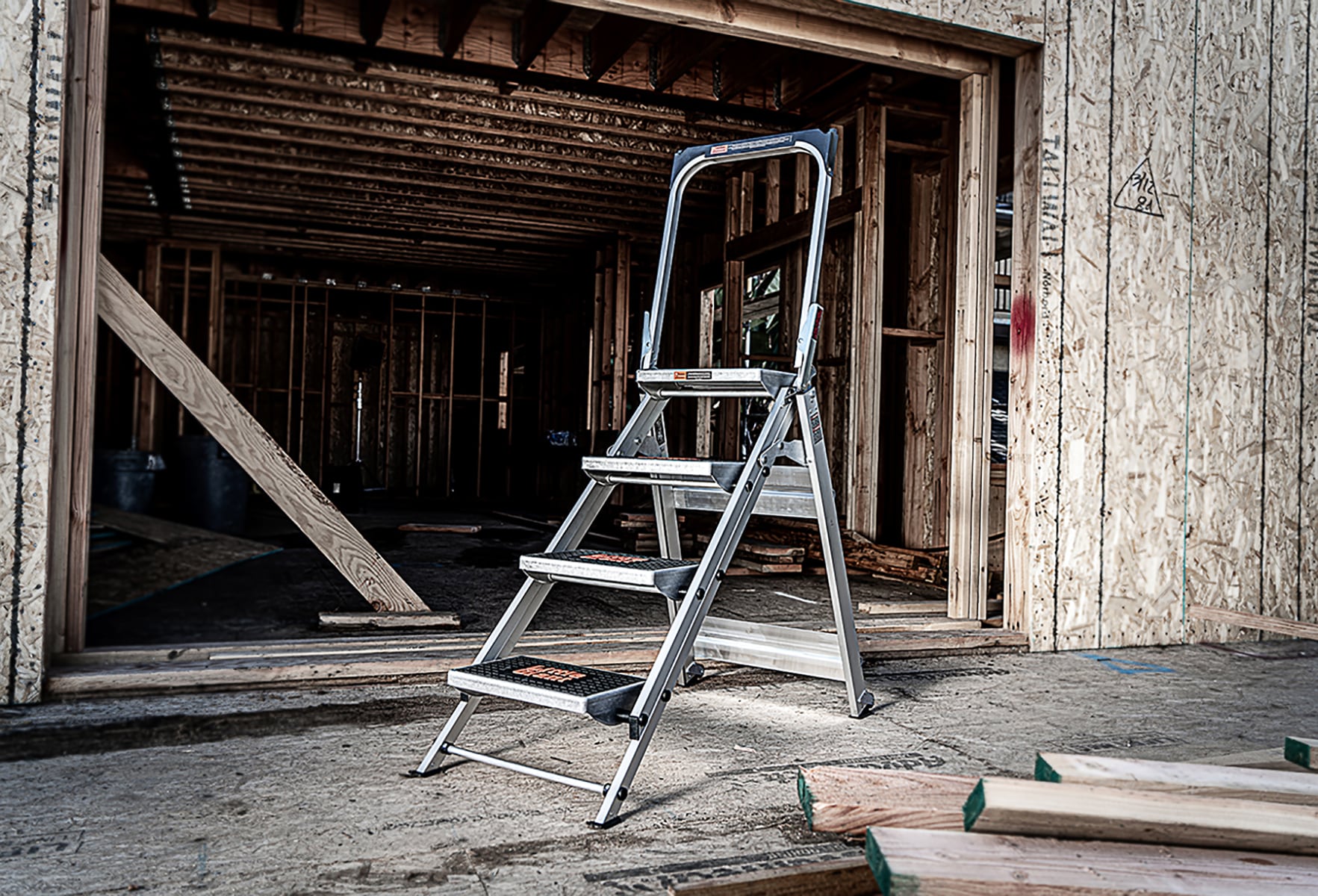 Escalón plegable de aluminio plateado con capacidad de 300 lb de Little Giant Ladders - Escalón de seguridad de 4 peldaños 10410BA