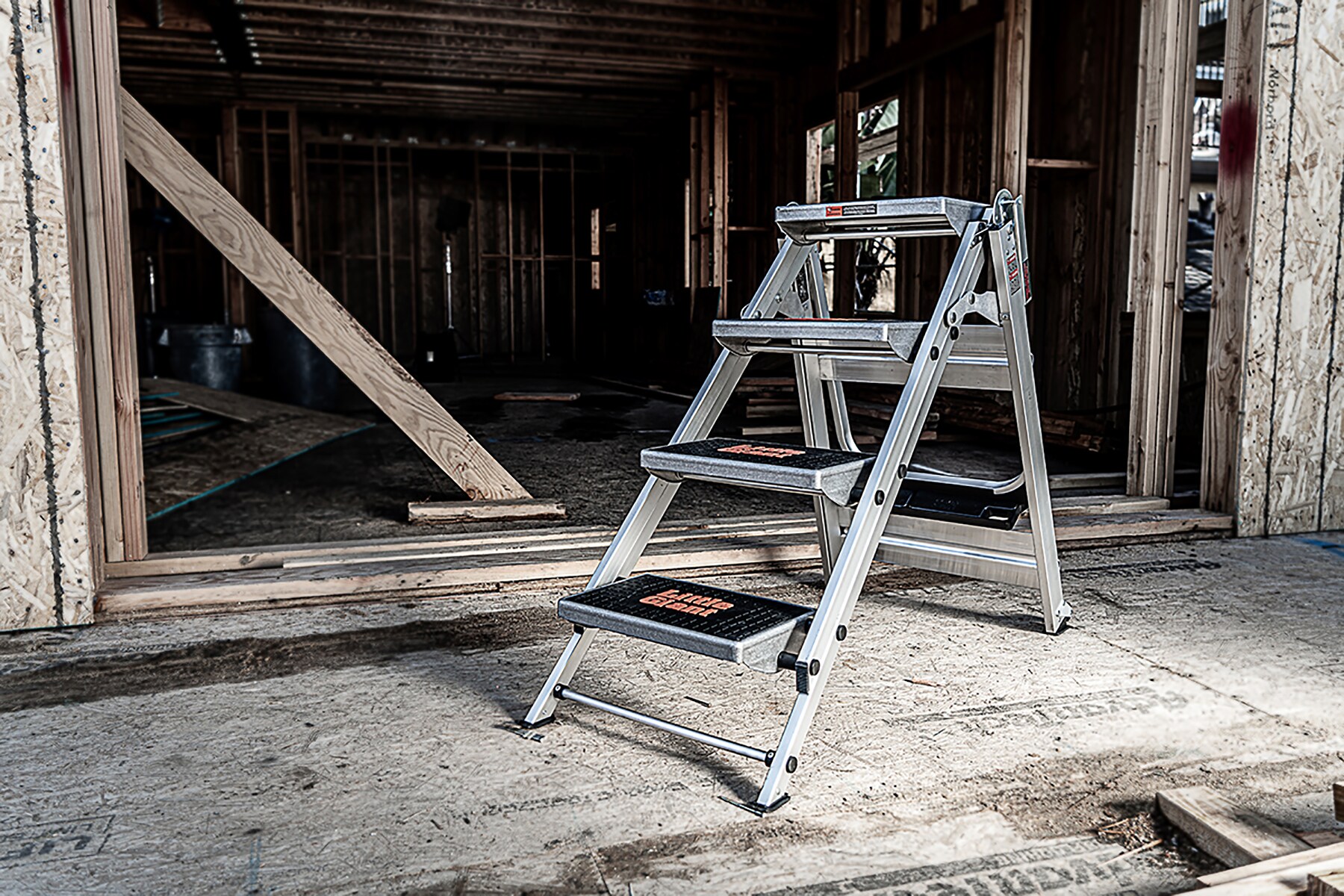 Escalón plegable de aluminio plateado con capacidad de 300 lb de Little Giant Ladders - Escalón de seguridad de 4 peldaños 10410BA