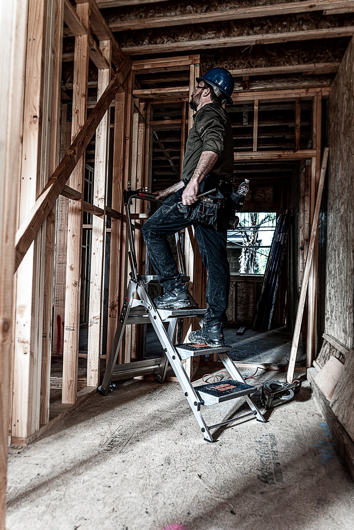 Escalón plegable de aluminio plateado con capacidad de 300 lb de Little Giant Ladders - Escalón de seguridad de 4 peldaños 10410BA