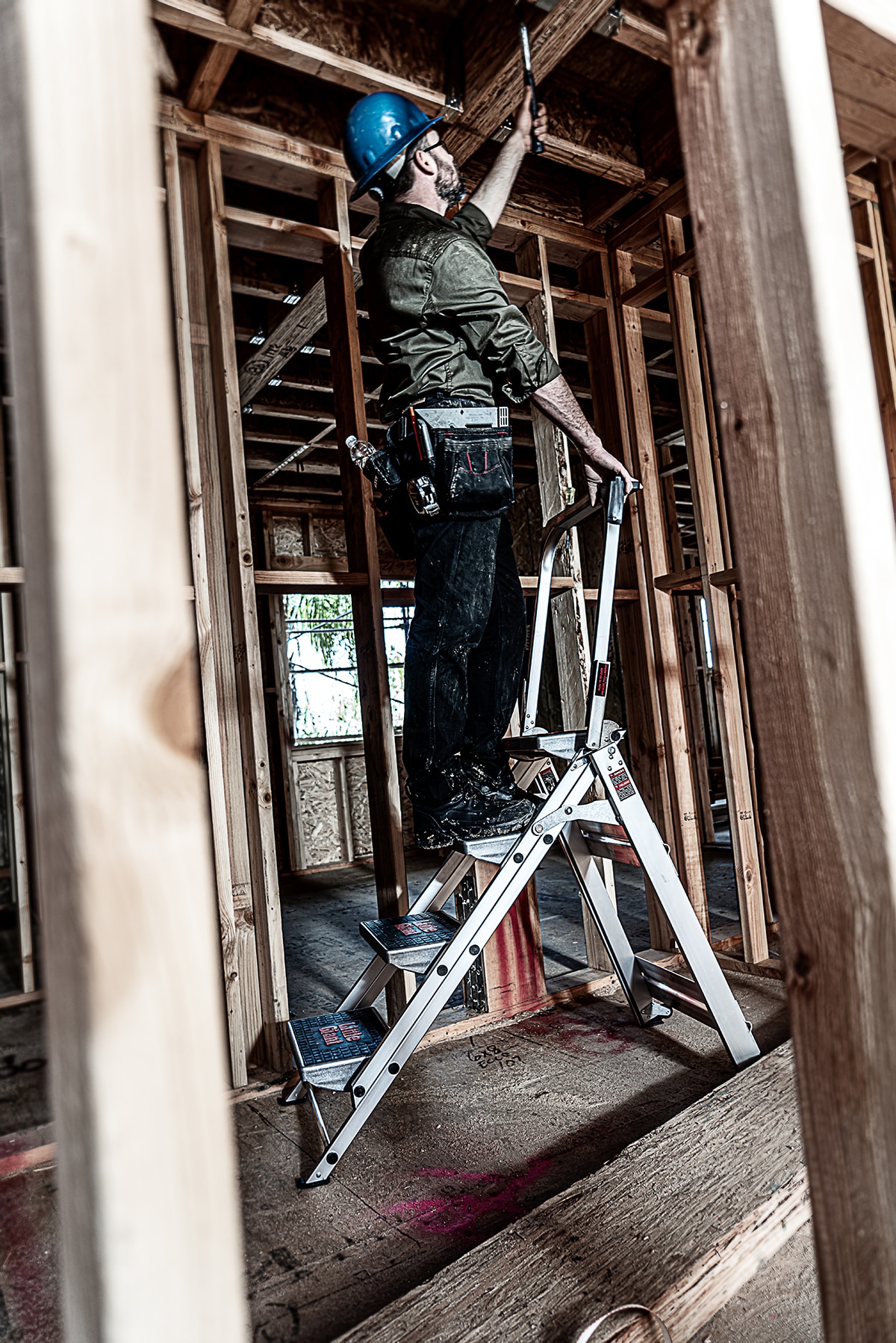 Escalón plegable de aluminio plateado con capacidad de 300 lb de Little Giant Ladders - Escalón de seguridad de 4 peldaños 10410BA