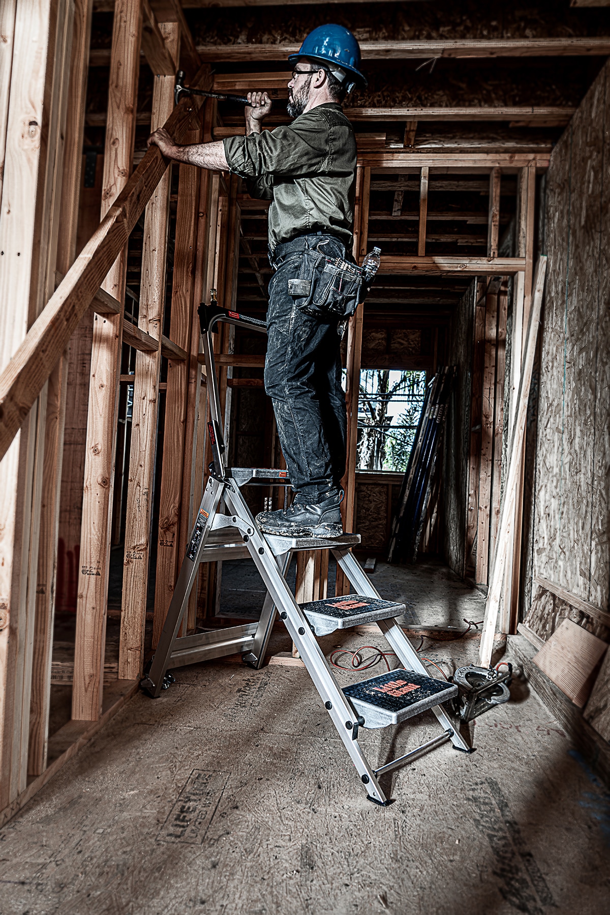 Escalón plegable de aluminio plateado con capacidad de 300 lb de Little Giant Ladders - Escalón de seguridad de 4 peldaños 10410BA