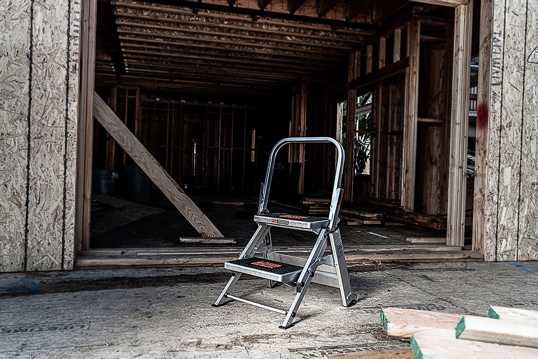 Escaloncito de Seguridad Little Giant Ladders M2 de 2 Peldaños, Capacidad de 300 lbs, Escalera Plegable de Aluminio en Color Plata 10210BA