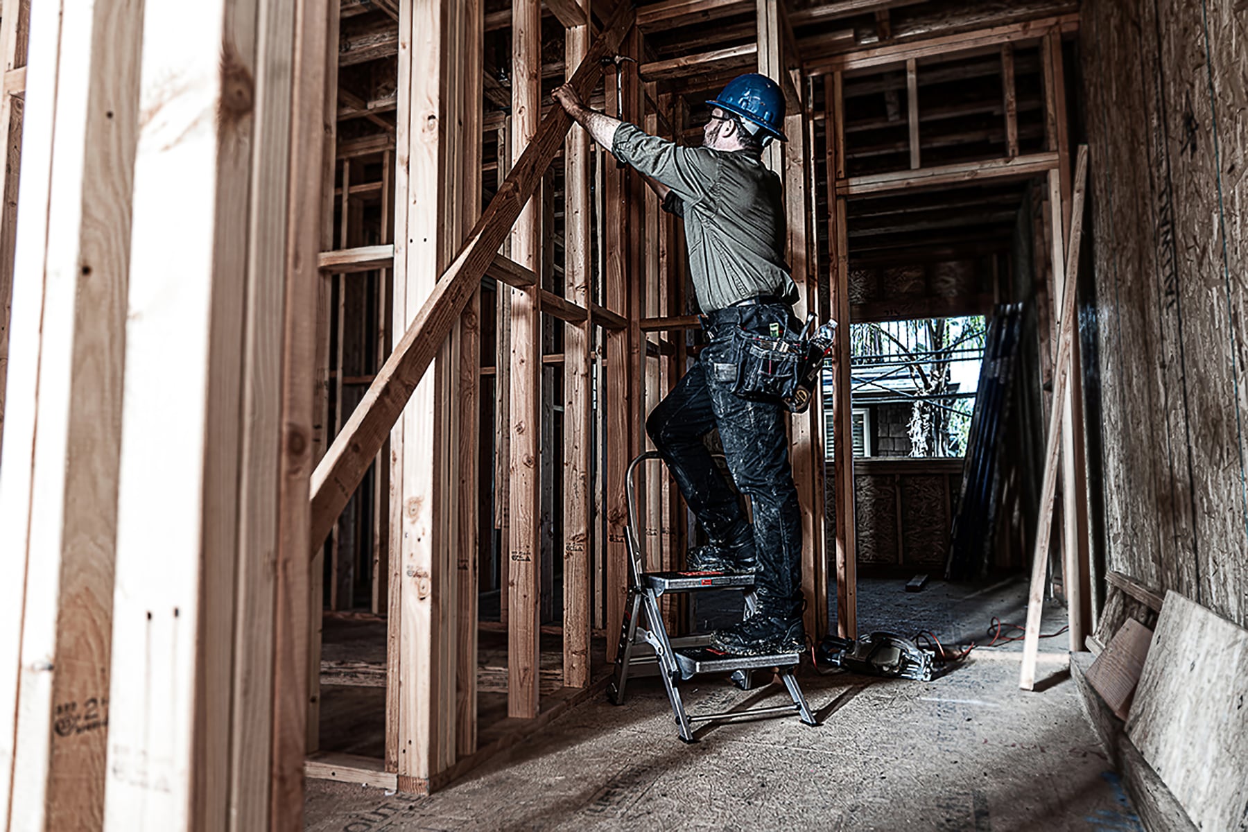Escaloncito de Seguridad Little Giant Ladders M2 de 2 Peldaños, Capacidad de 300 lbs, Escalera Plegable de Aluminio en Color Plata 10210BA