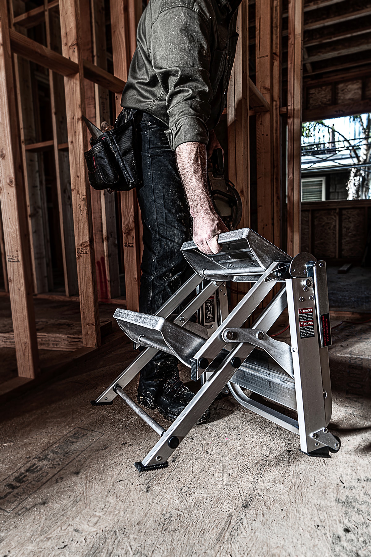 Escaloncito de Seguridad Little Giant Ladders M2 de 2 Peldaños, Capacidad de 300 lbs, Escalera Plegable de Aluminio en Color Plata 10210BA