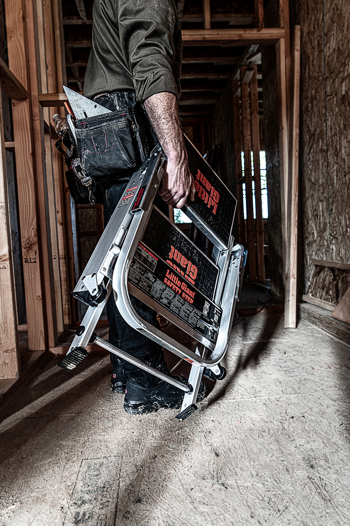 Escaloncito de Seguridad Little Giant Ladders M2 de 2 Peldaños, Capacidad de 300 lbs, Escalera Plegable de Aluminio en Color Plata 10210BA
