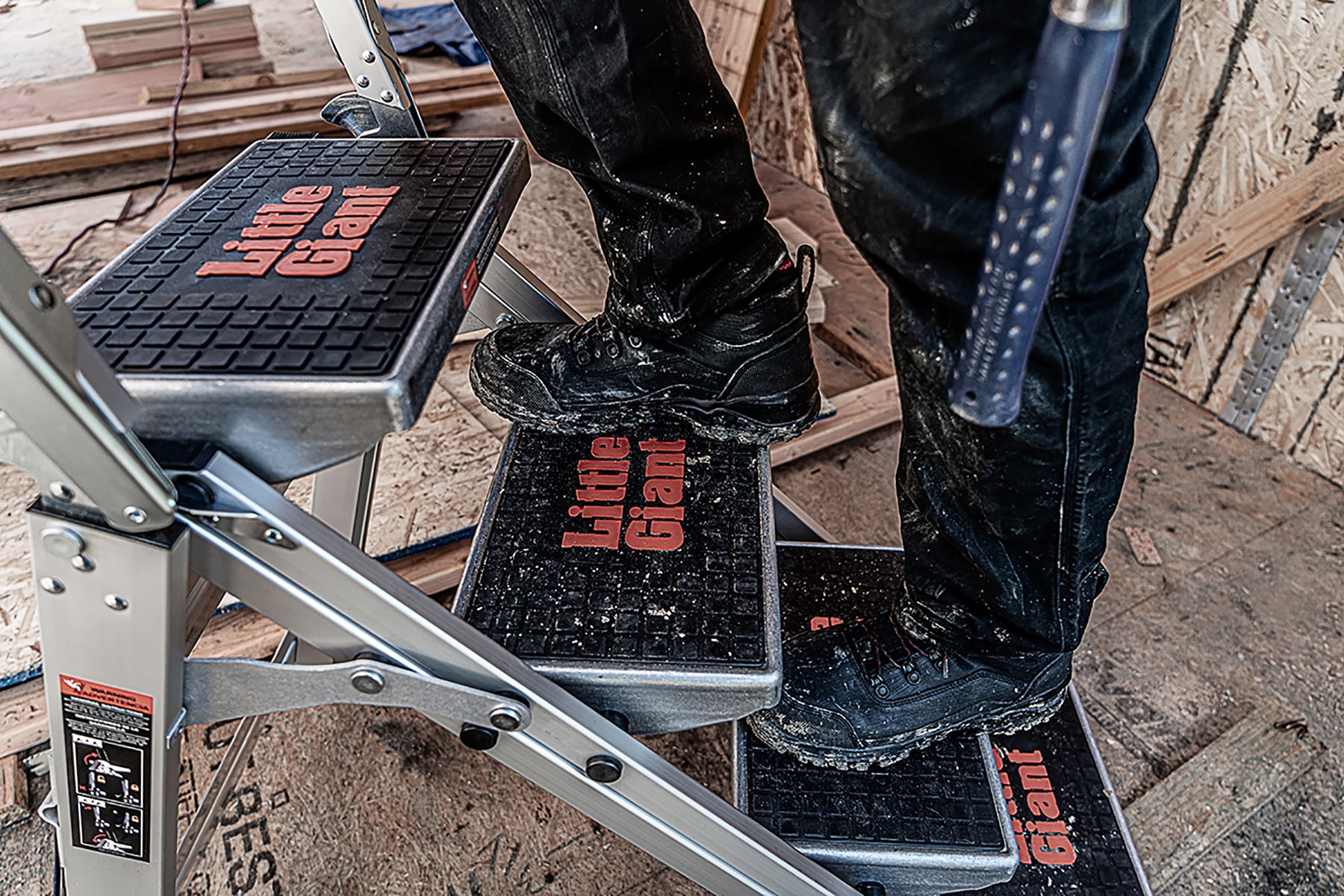 Escaloncito de Seguridad Little Giant Ladders M2 de 2 Peldaños, Capacidad de 300 lbs, Escalera Plegable de Aluminio en Color Plata 10210BA