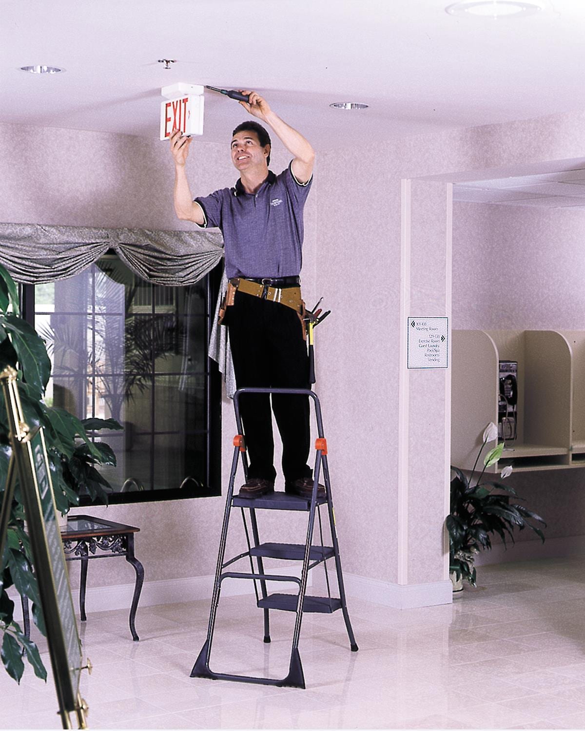 Escalón de acero gris plegable Cosco de 3 peldaños con capacidad de 300 lbs. (136 kg)