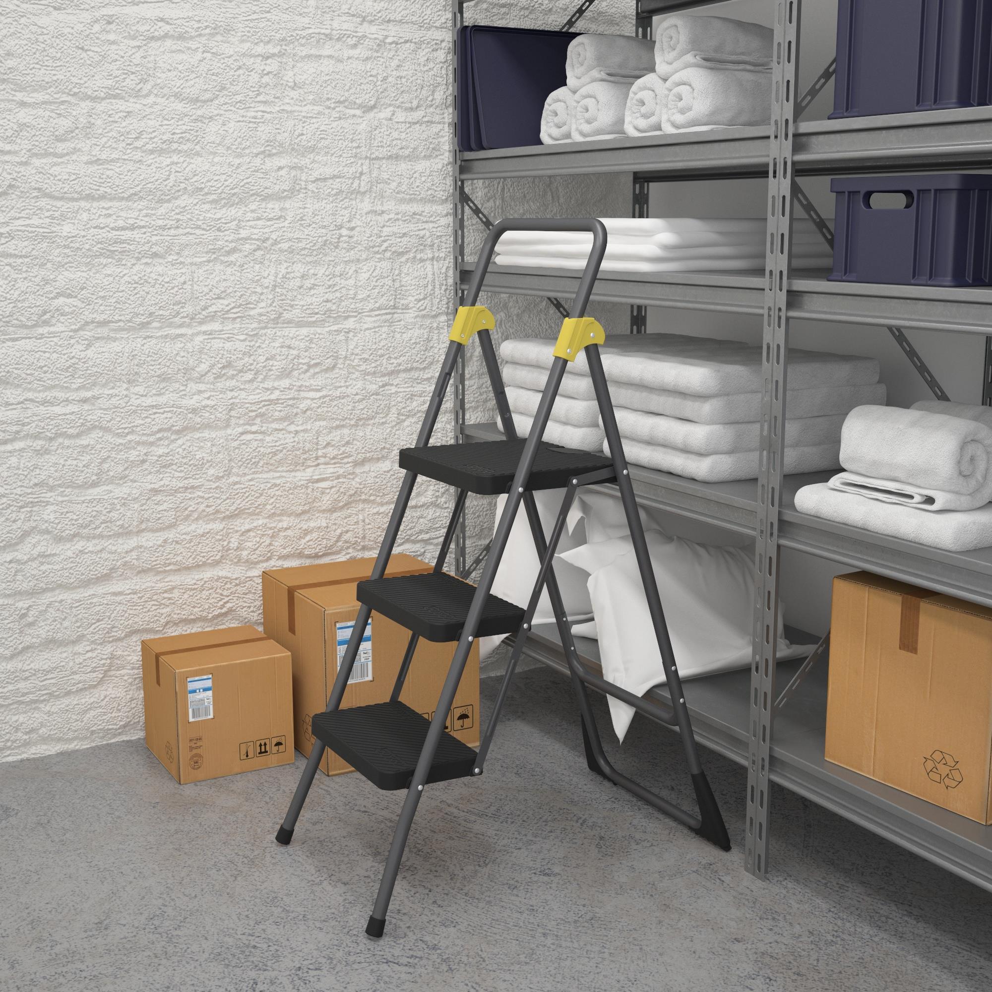 Escalón de acero gris plegable Cosco de 3 peldaños con capacidad de 300 lbs. (136 kg)