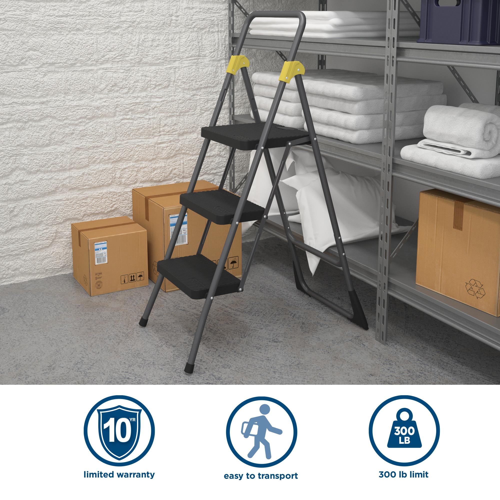 Escalón de acero gris plegable Cosco de 3 peldaños con capacidad de 300 lbs. (136 kg)