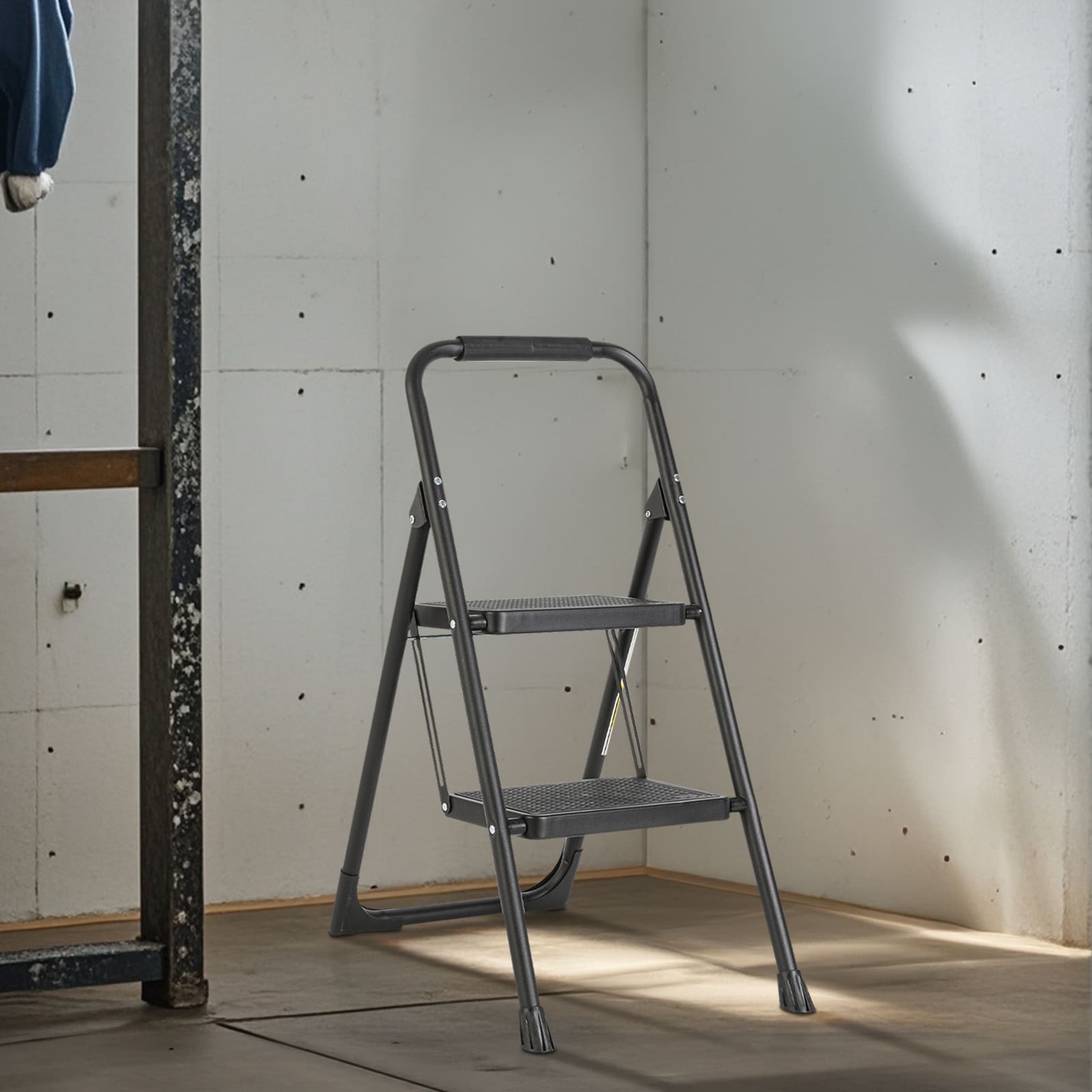 Banqueta plegable de acero negro Maocao Hoom 2 pasos con capacidad de 330 lb