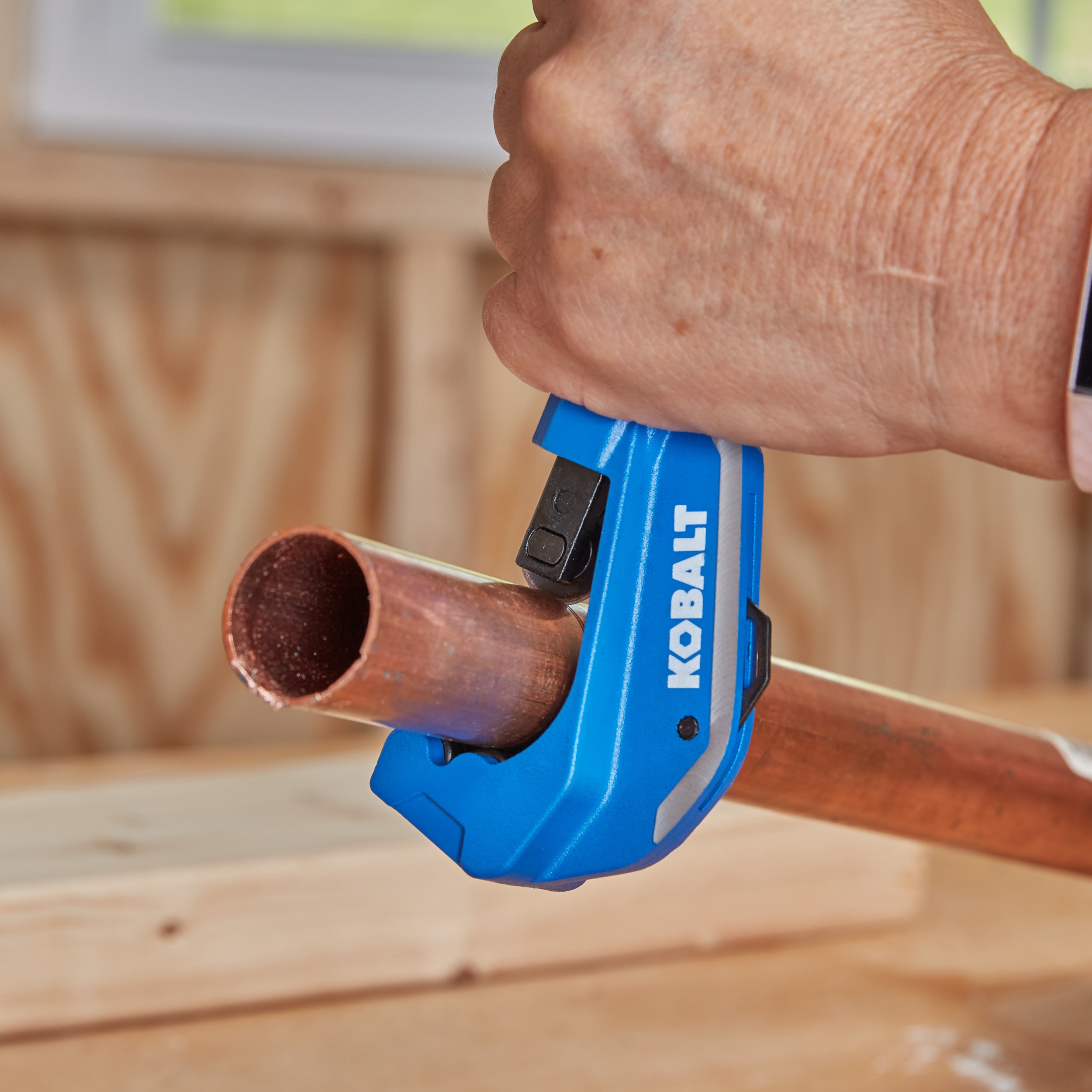 Cortatubos de tubo de cobre de 1-1/8 pulgadas con alimentación cerrada Kobalt 59006