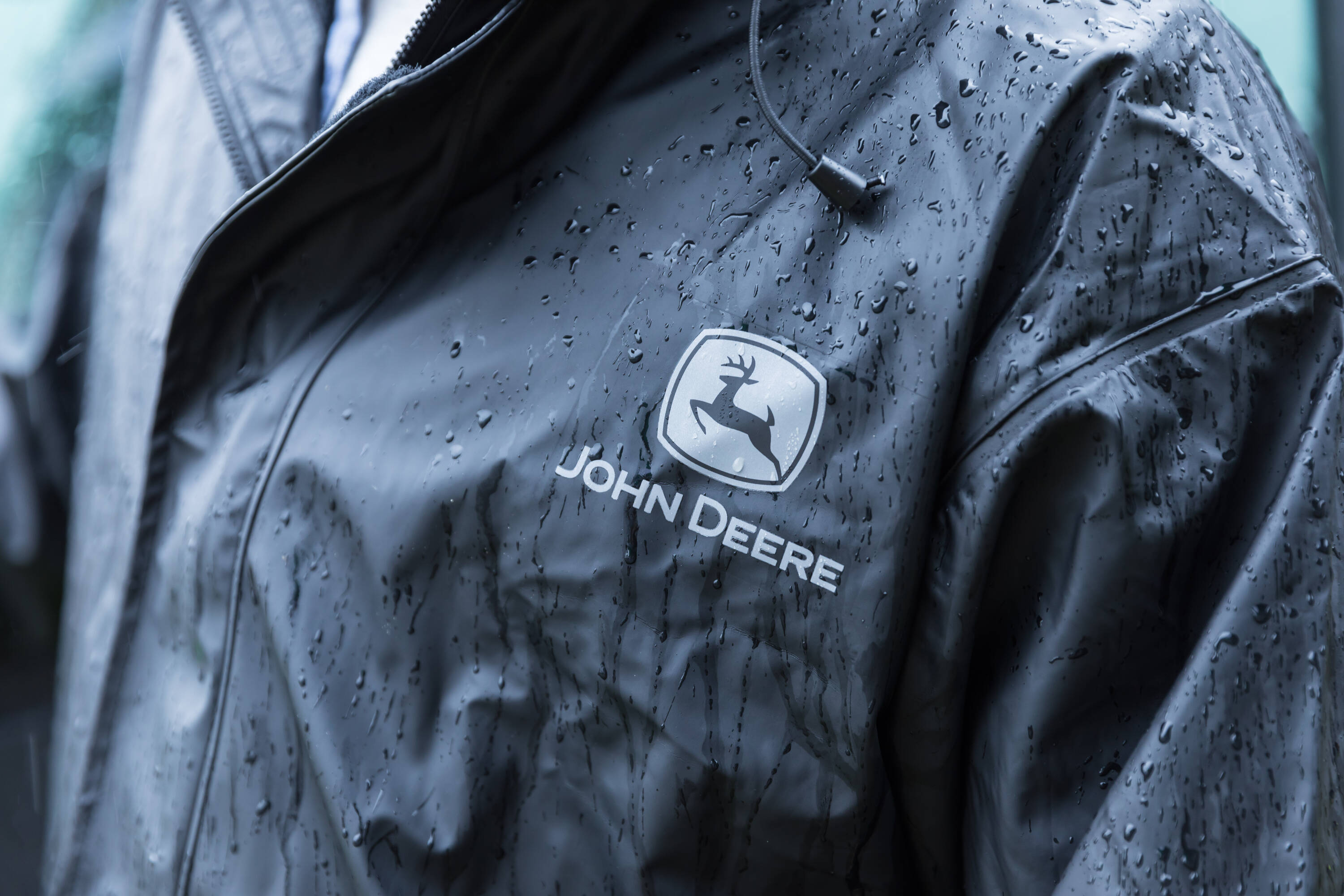 Chamarra de lluvia con capucha ligera en negro unisex para adultos John Deere (2XL) JD44540J/2XL