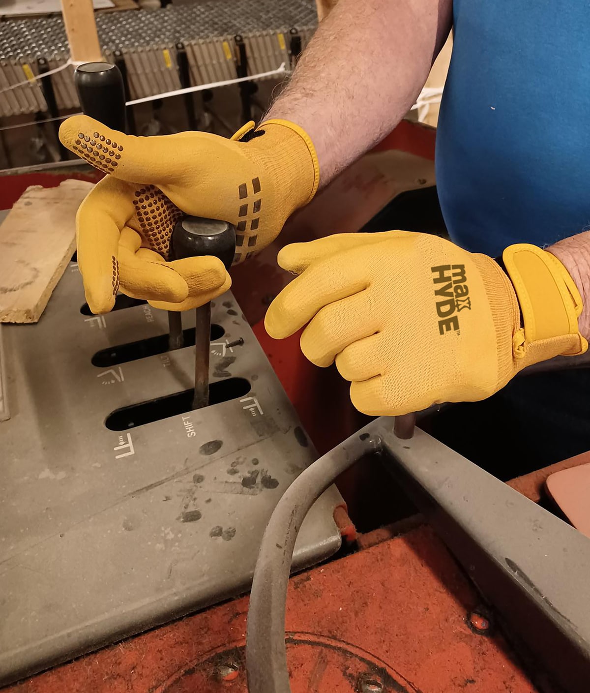 Guantes amarillos de nitrilo recubierto de nylon de mezcla para uso diario talla chica/mediana de MidWest Quality Gloves, Inc. 98-SM