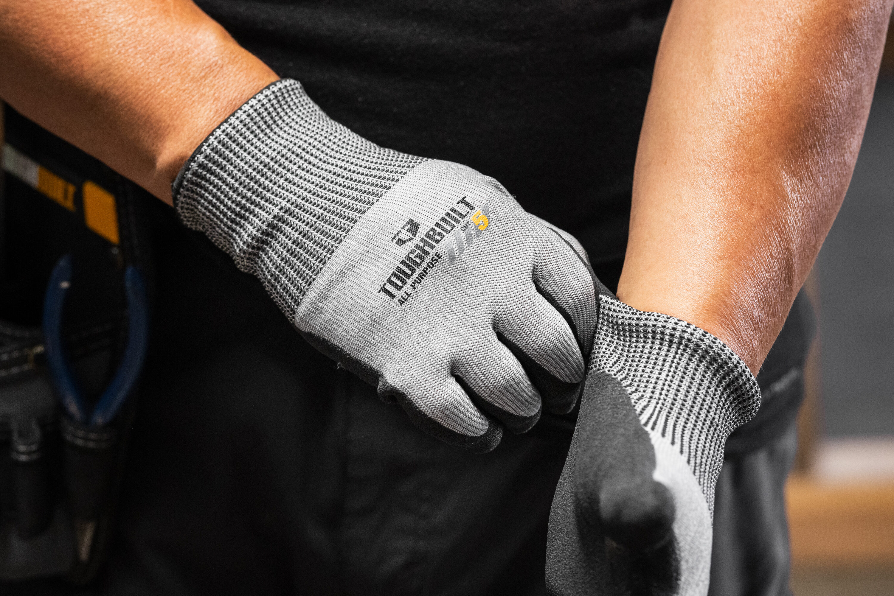 Guantes de Construcción de HPPE Extra Grande con recubrimiento de Nitrilo Gris TB-P2-112-5-X de TOUGHBUILT