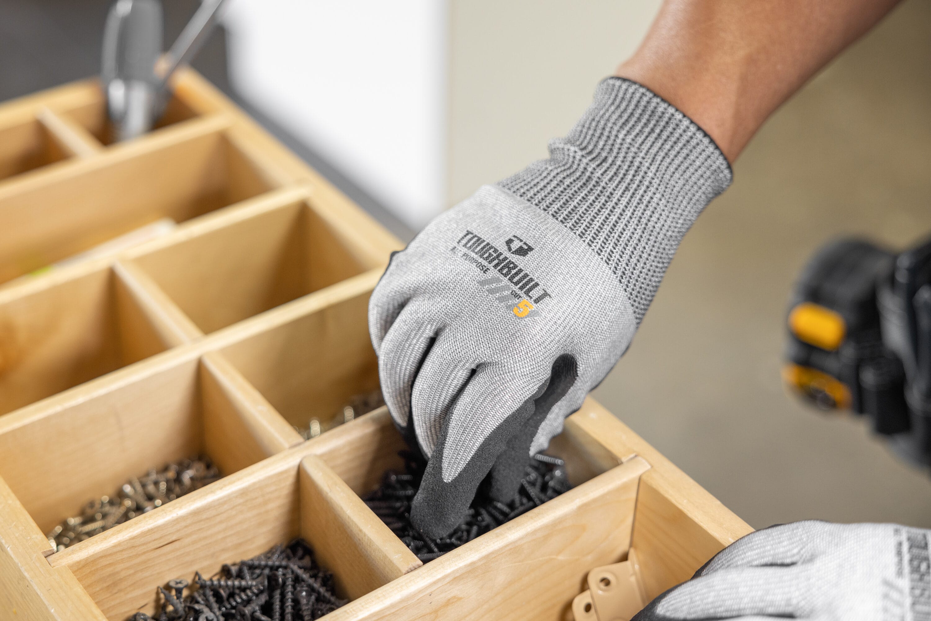 Guantes de Construcción TOUGHBUILT Grises Grandes de Nitrilo y HPPE sumergidos - 1 Par