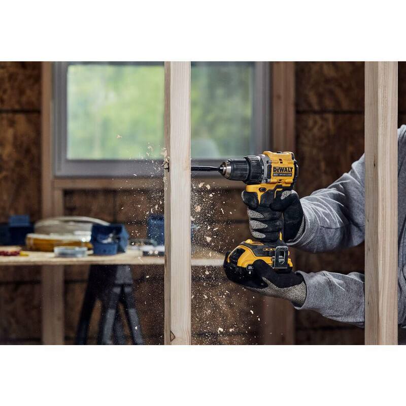 DEWALT ATOMIC Taladro/destornillador compacto inalámbrico de 20 voltios con batería de iones de litio de 1/2 pulgada, juego de 30 puntas de 30 unidades, batería de 2Ah y cargador - DCD794D1WDF30SE