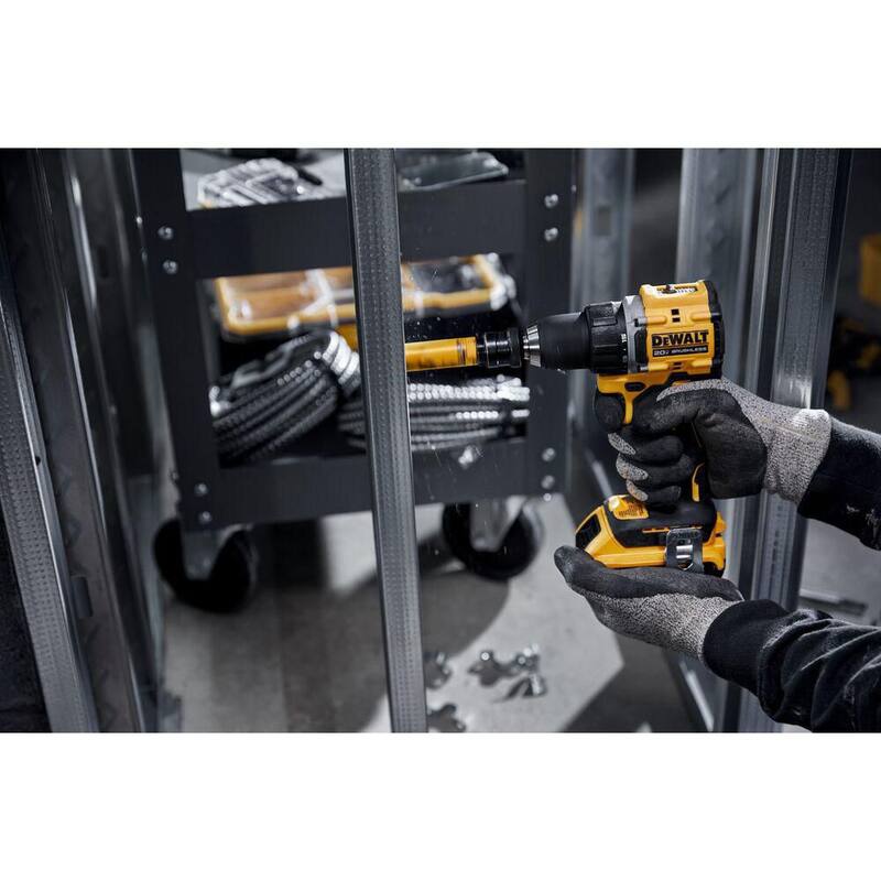 DEWALT ATOMIC Taladro/destornillador compacto inalámbrico de 20 voltios con batería de iones de litio de 1/2 pulgada, juego de 30 puntas de 30 unidades, batería de 2Ah y cargador - DCD794D1WDF30SE