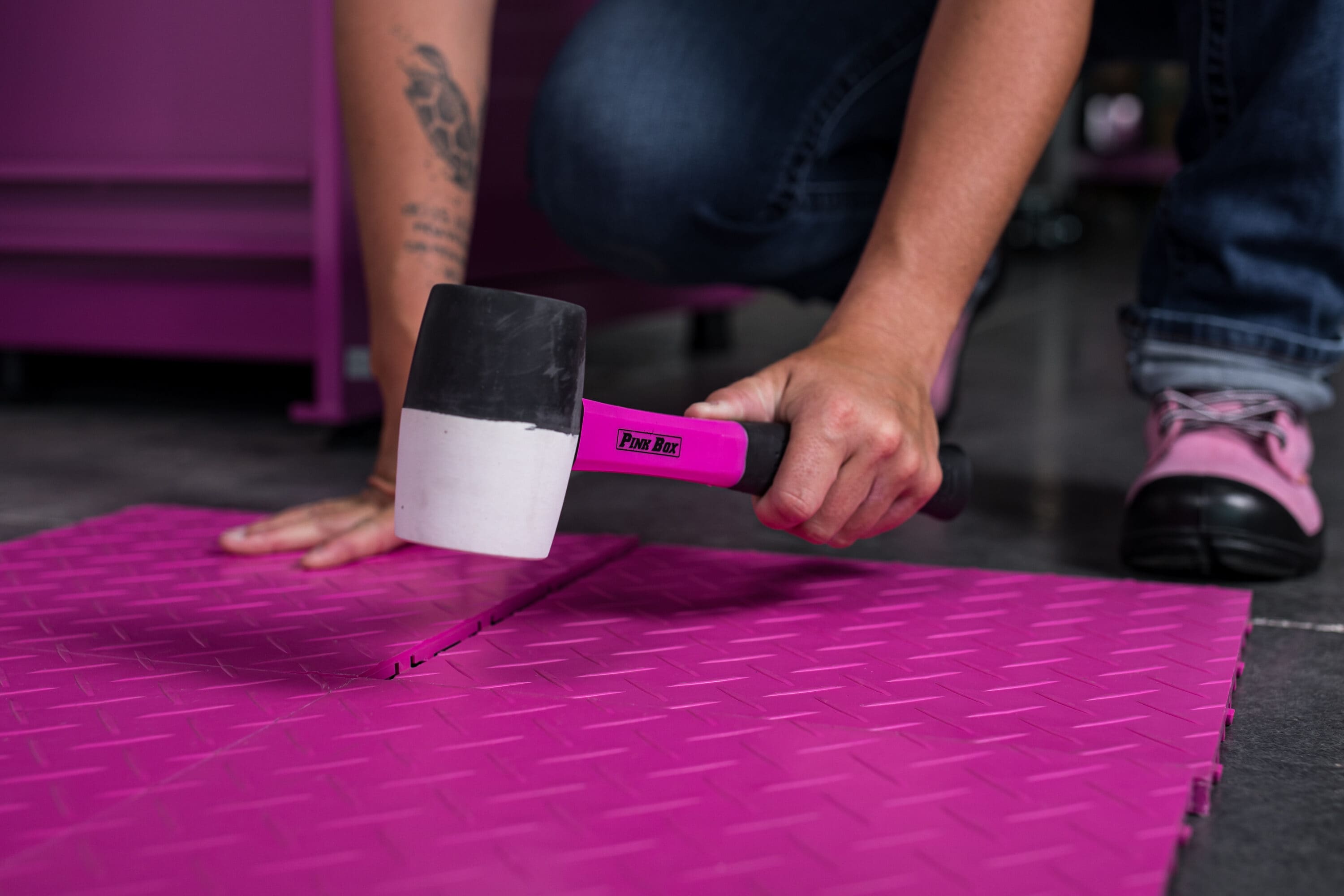 Maza de goma de 16 oz con mango de fibra de vidrio de The Original Pink Box