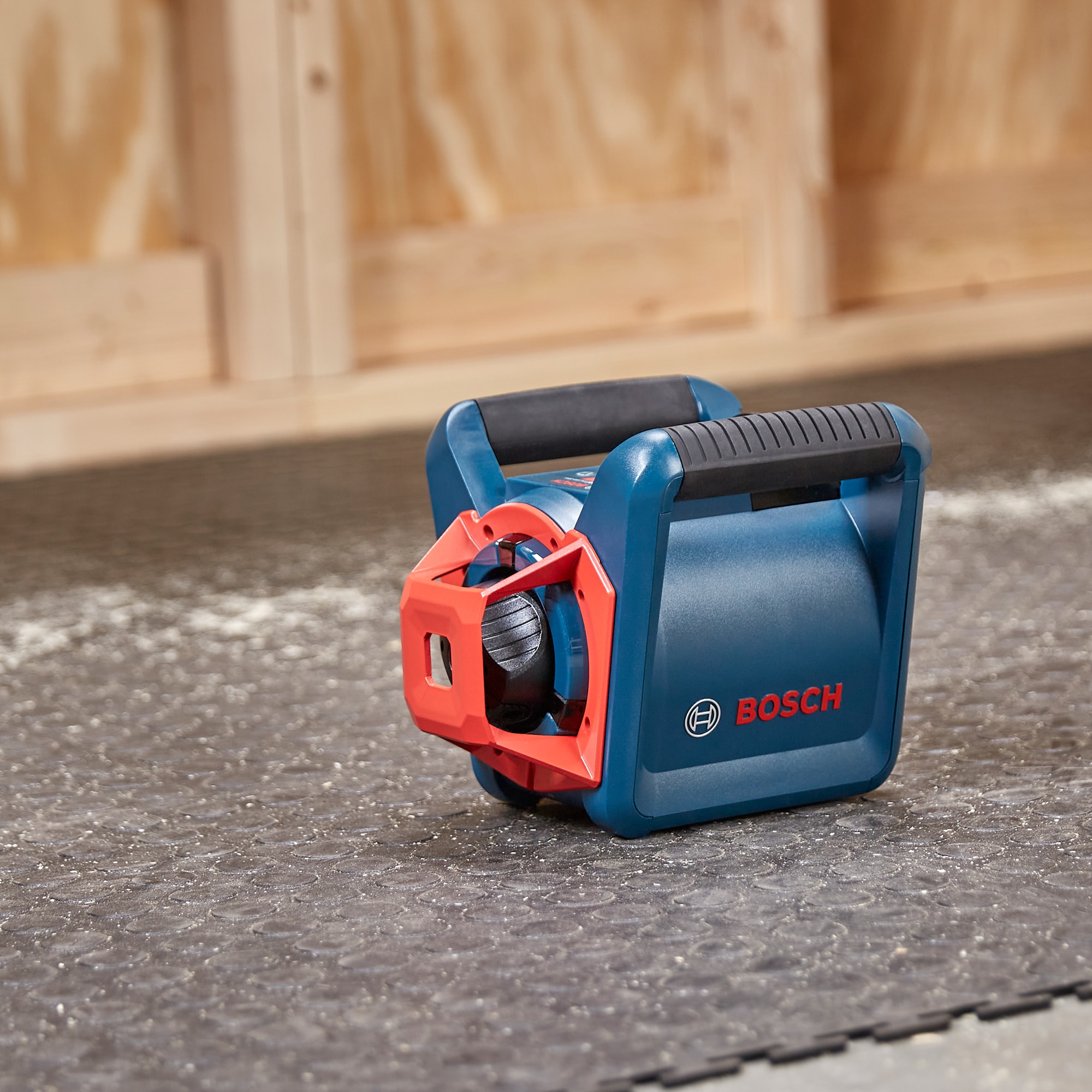 Kit de Nivel Láser Giratorio Autonivelante Bosch 360 grados GRL1000-20HVK con Alcance de 1000 pies en Rojo