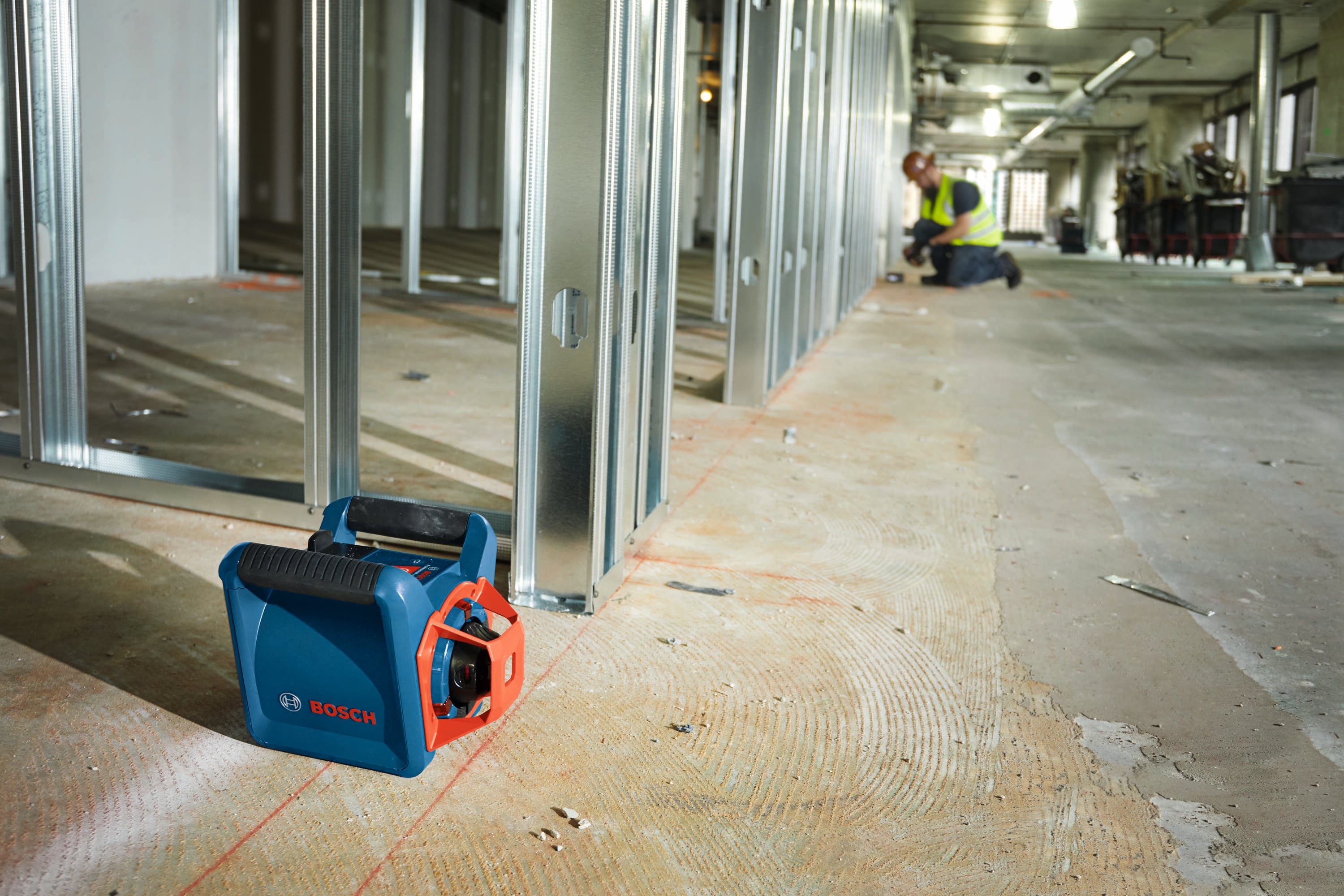 Kit de Nivel Láser Giratorio Autonivelante Bosch 360 grados GRL1000-20HVK con Alcance de 1000 pies en Rojo
