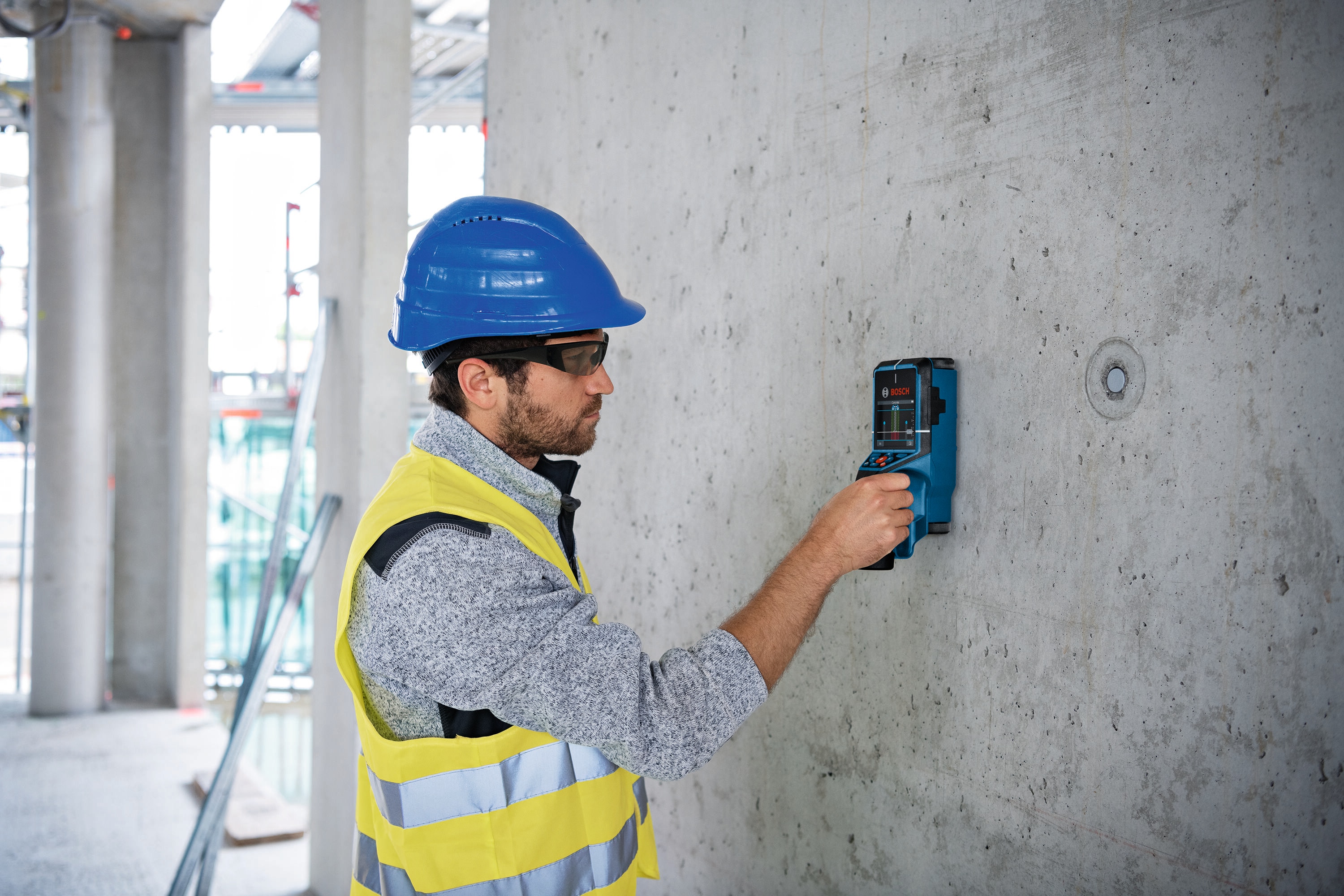 Localizador de metal/madera/eléctrico Bosch 12V Max D-TECT200C con profundidad de escaneo de 7.9 pulgadas