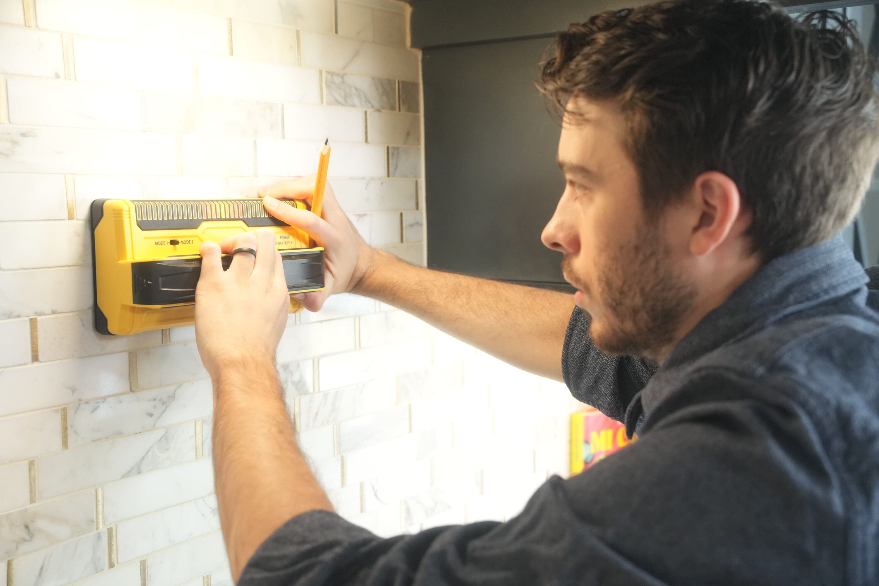 Localizador de montantes metálicos y de madera Franklin Sensors MAX con escaneo de profundidad de 2.5 pulgadas FSMAX12
