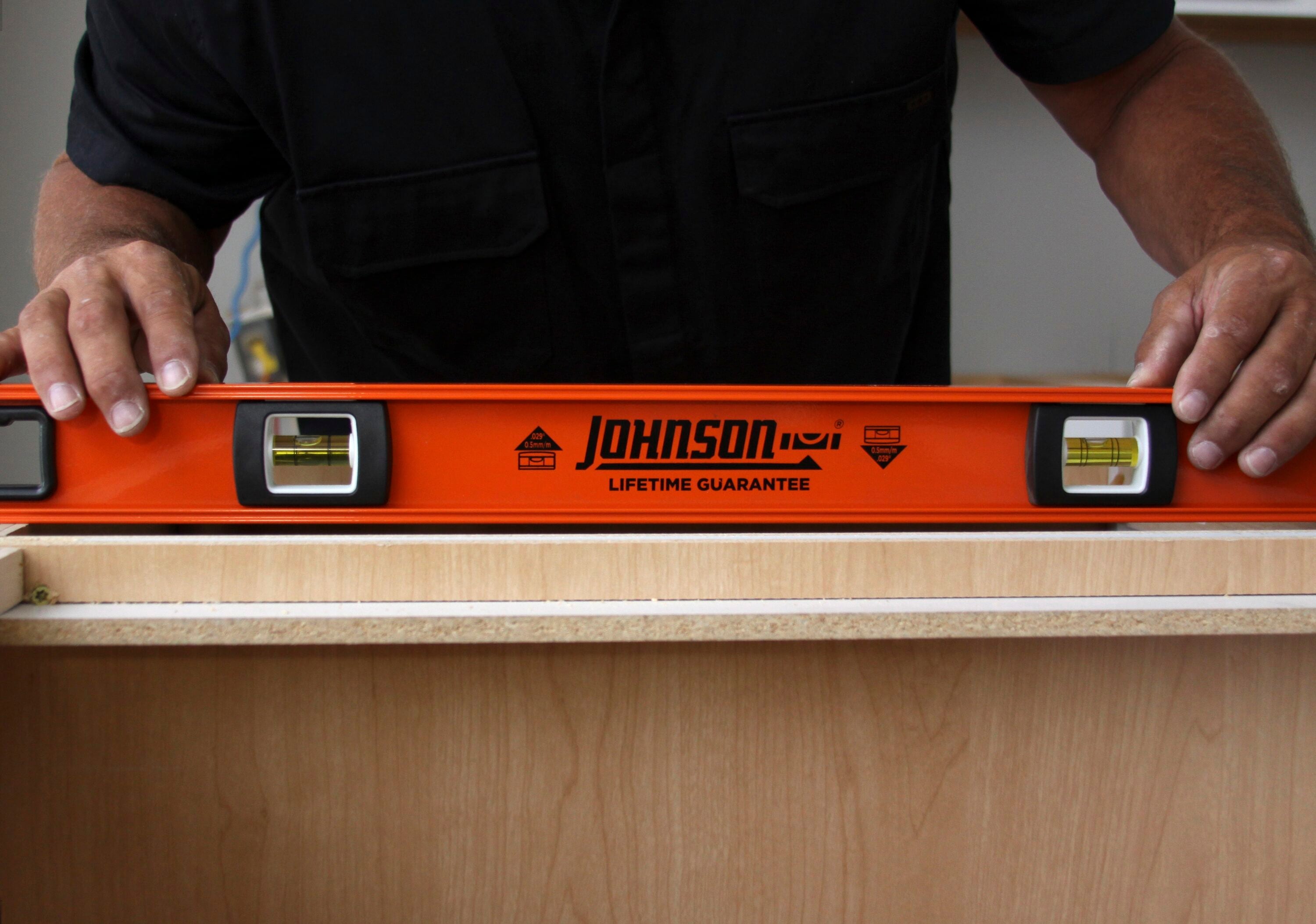 Nivel de aluminio Johnson de 48 pulgadas con 4 viales en forma de I 1253-4800