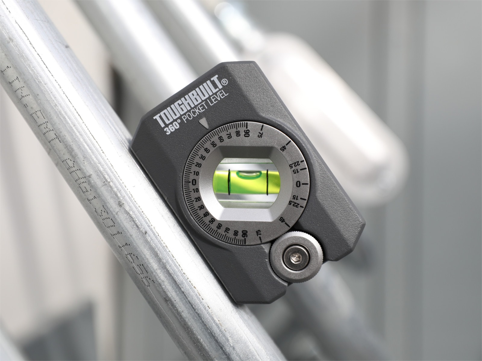 Nivel de bolsillo magnético TOUGHBUILT de aluminio 3.27 pulgadas con 1 vial TB-H2-L-4R