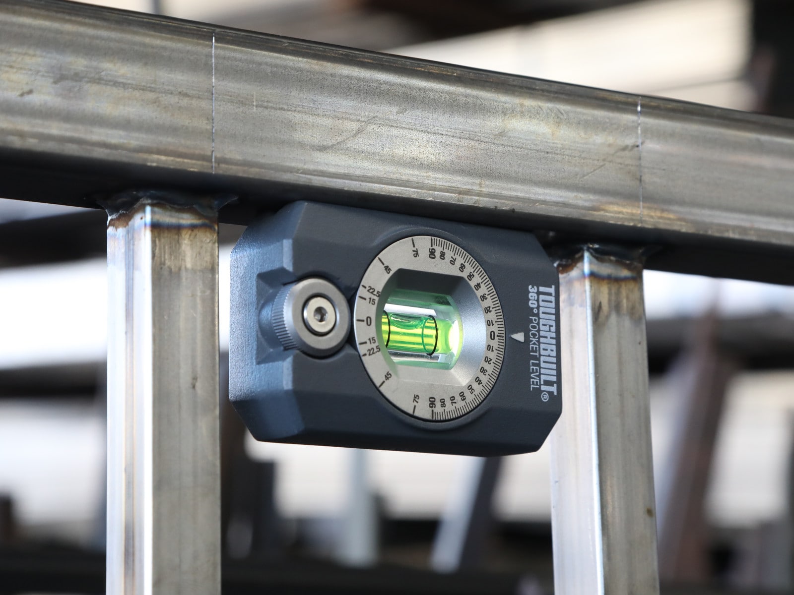 Nivel de bolsillo magnético TOUGHBUILT de aluminio 3.27 pulgadas con 1 vial TB-H2-L-4R