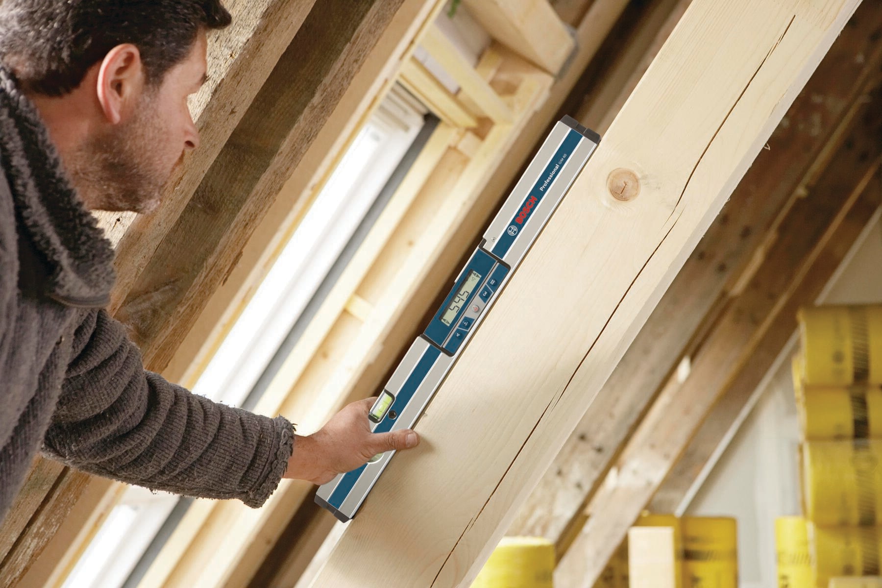 Nivel de aluminio Bosch 24.0 pulgadas con 2 vías de nivelación en línea/superficie GIM 60