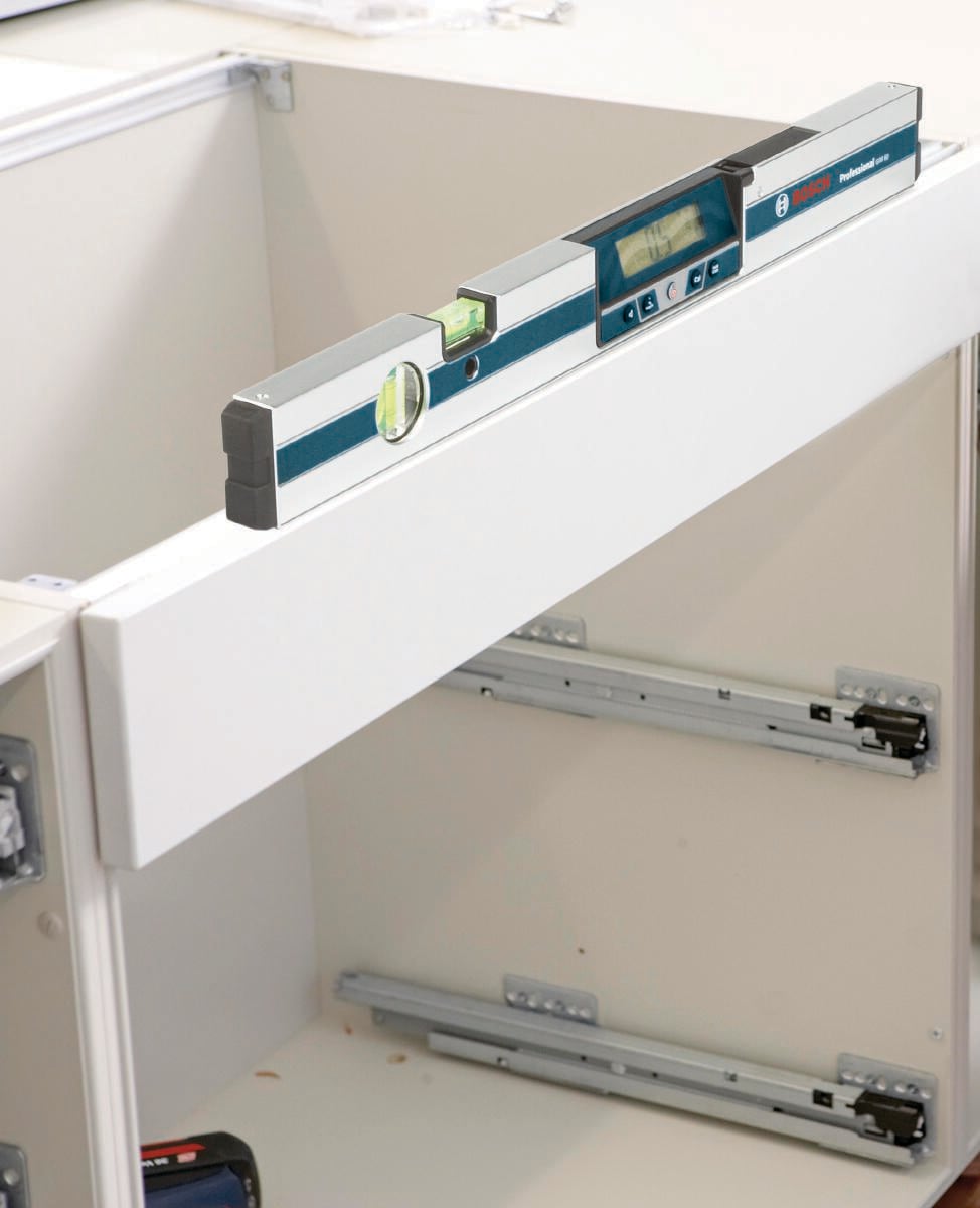 Nivel de aluminio Bosch 24.0 pulgadas con 2 vías de nivelación en línea/superficie GIM 60
