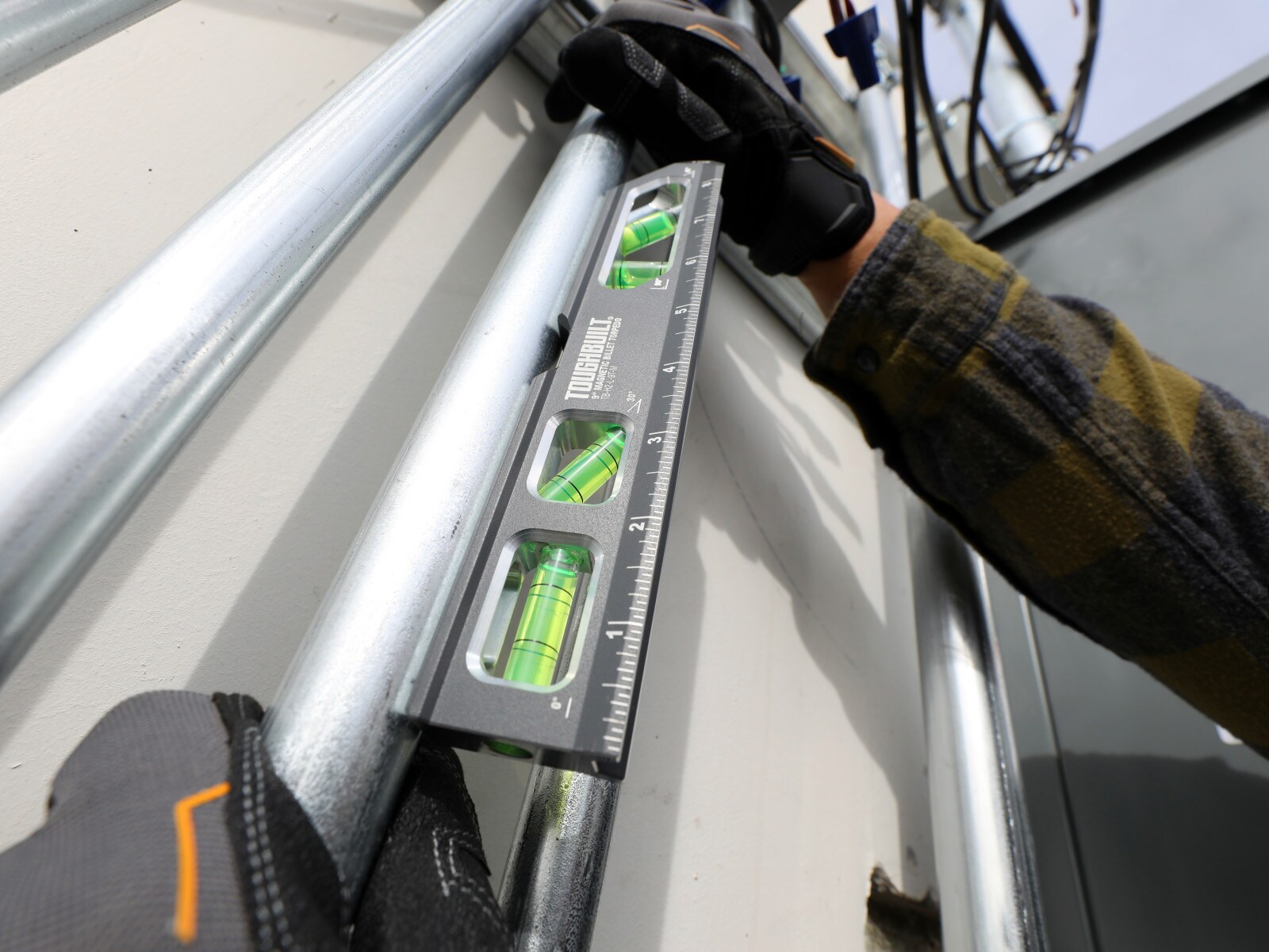 Nivel de burbuja magnético TOUGHBUILT de aluminio de 9 pulgadas con 4 burbujas TB-H2-L-9T-M