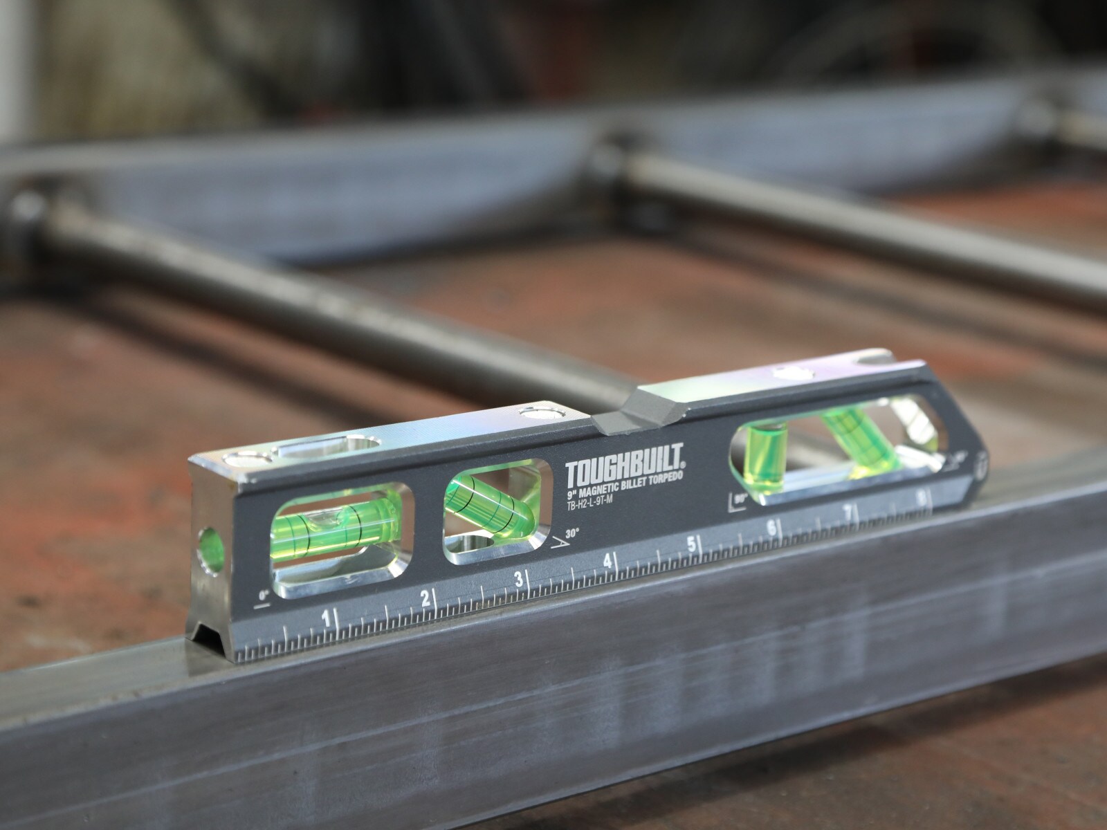 Nivel de burbuja magnético TOUGHBUILT de aluminio de 9 pulgadas con 4 burbujas TB-H2-L-9T-M