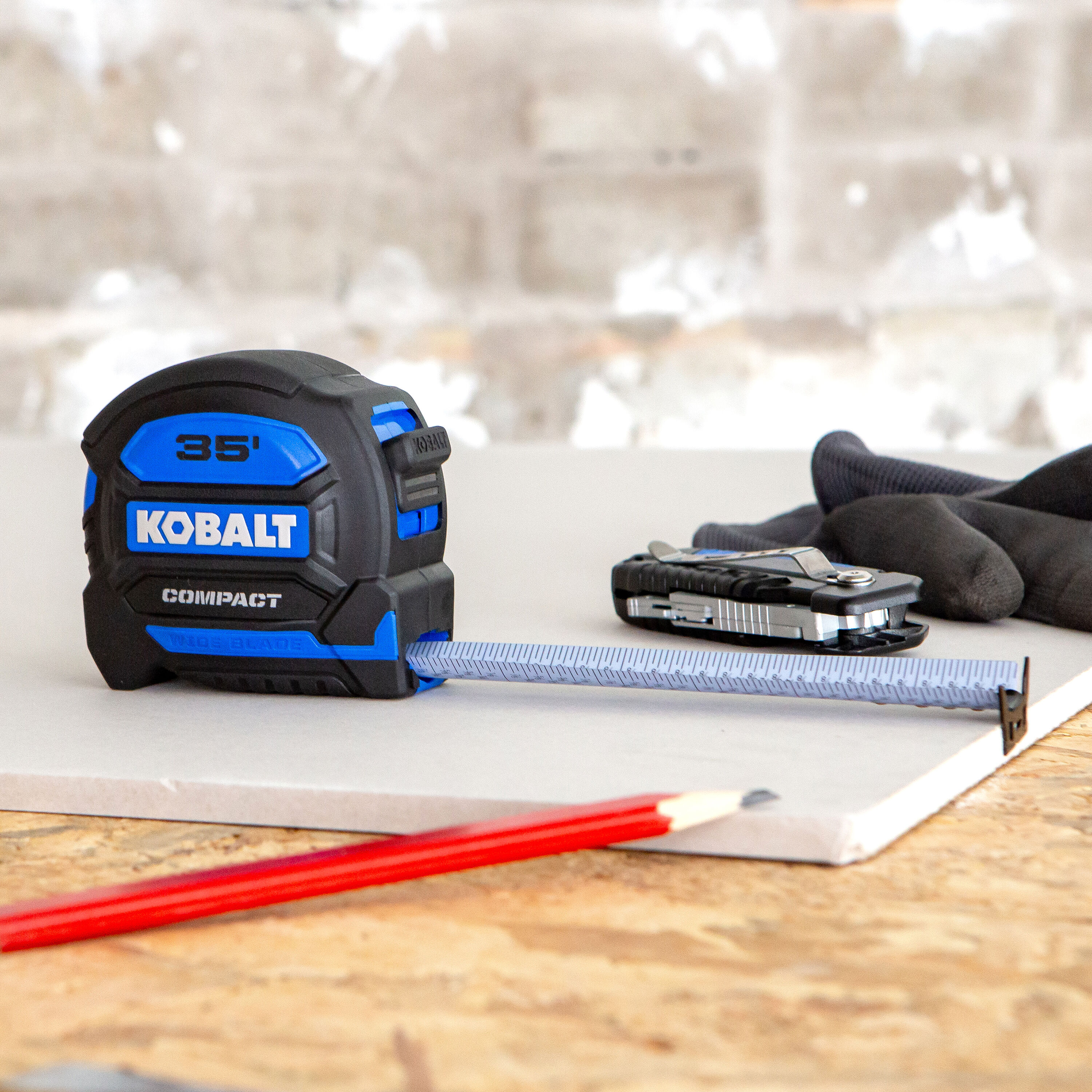 Medida de cinta Kobalt Compact de hoja ancha de 35 pies modelo KB97335