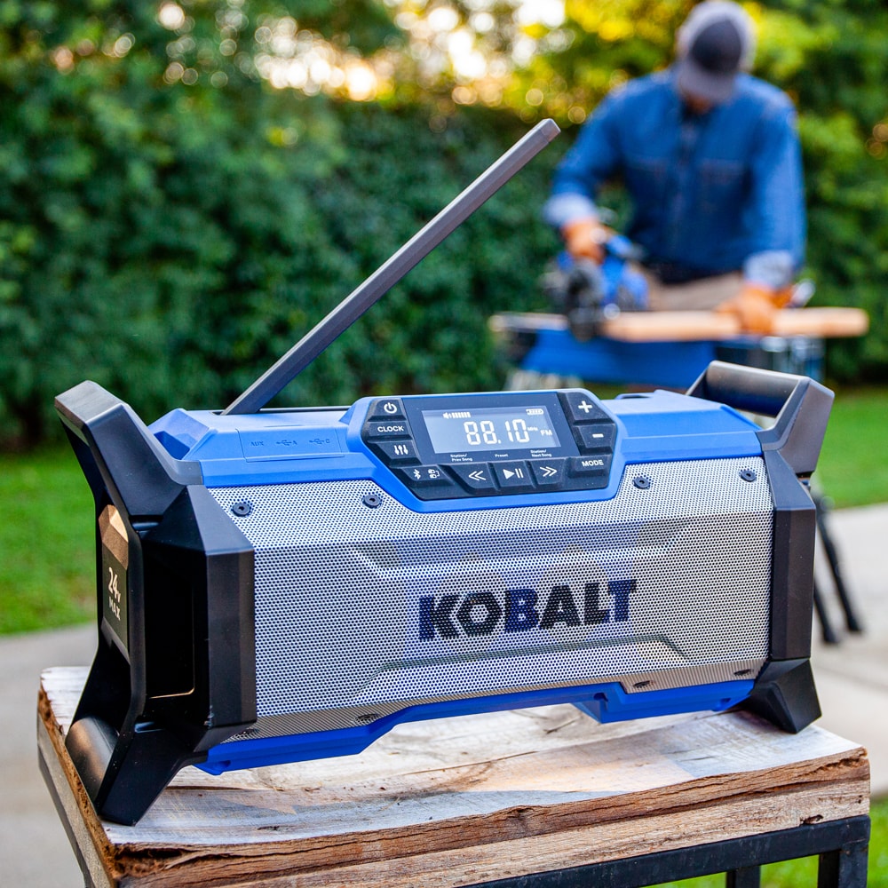 Radio de obra inalámbrico resistente al agua Kobalt de 24 voltios con Bluetooth modelo KJR 124B-03
