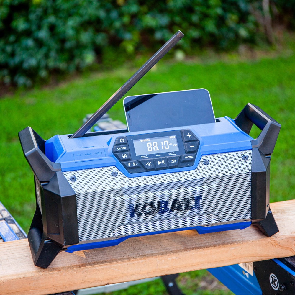 Radio de obra inalámbrico resistente al agua Kobalt de 24 voltios con Bluetooth modelo KJR 124B-03