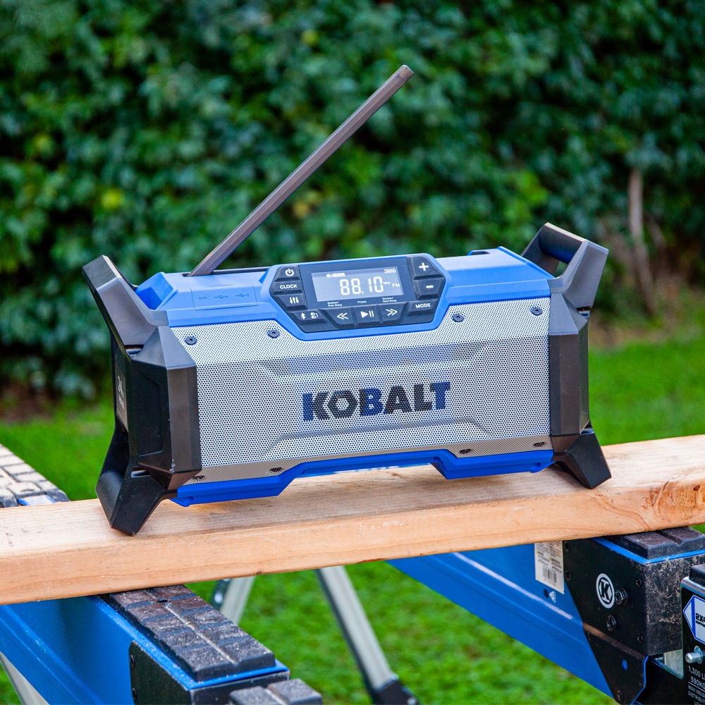 Radio de obra inalámbrico resistente al agua Kobalt de 24 voltios con Bluetooth modelo KJR 124B-03