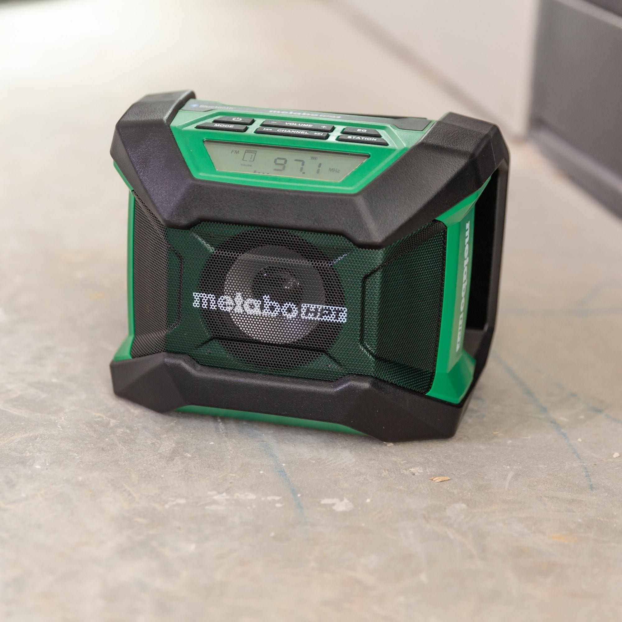 Radio para el sitio de trabajo inalámbrico Metabo HPT Multi-Volt 18-volt con Bluetooth UR18DAQ4M