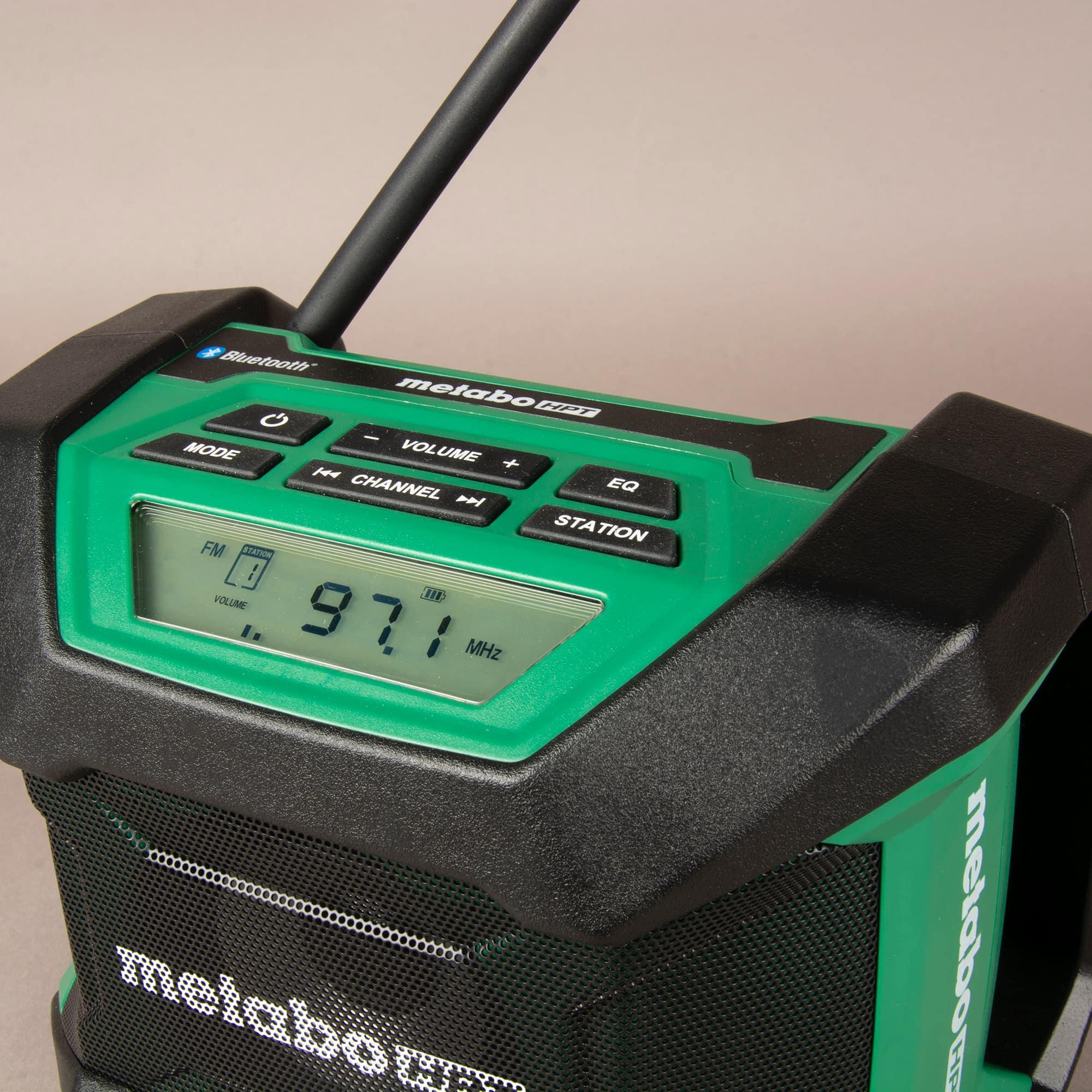 Radio para el sitio de trabajo inalámbrico Metabo HPT Multi-Volt 18-volt con Bluetooth UR18DAQ4M