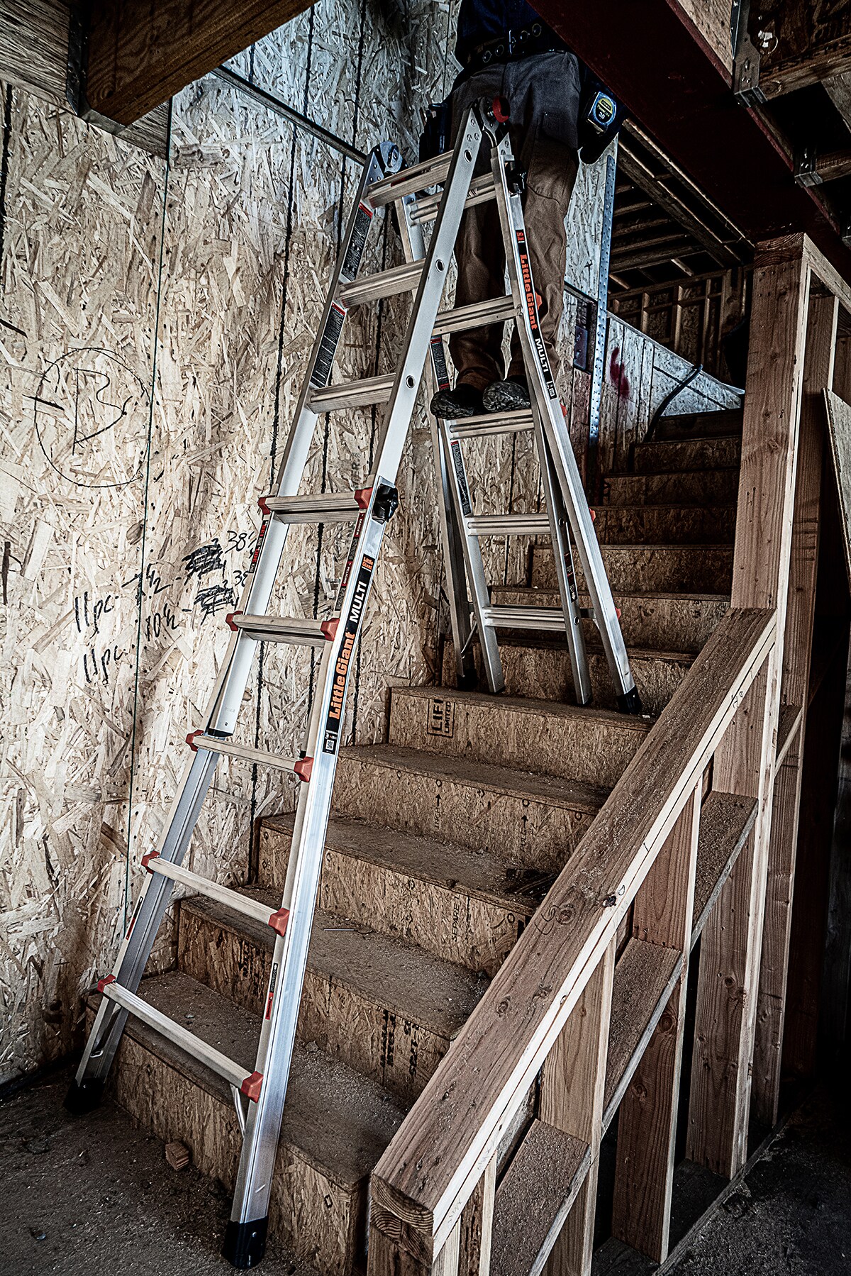 Escalera telescópica multiposición Little Giant Ladders Multi M22 con alcance de 22 pies y capacidad de carga de 300 lbs. Modelo 16522-002 - Tipo 1A