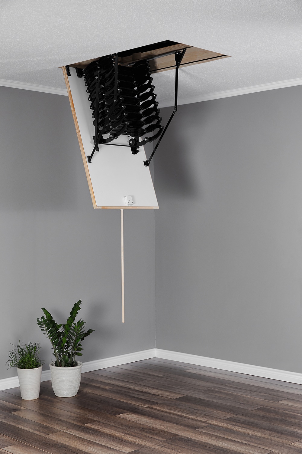 Escalera de ático plegable aislada de metal STAIRLUXE de 8 a 10.17 pies (Apertura bruta: 24.41 pulgadas x 32.29 pulgadas) con capacidad de 352 libras LCOMP3123122