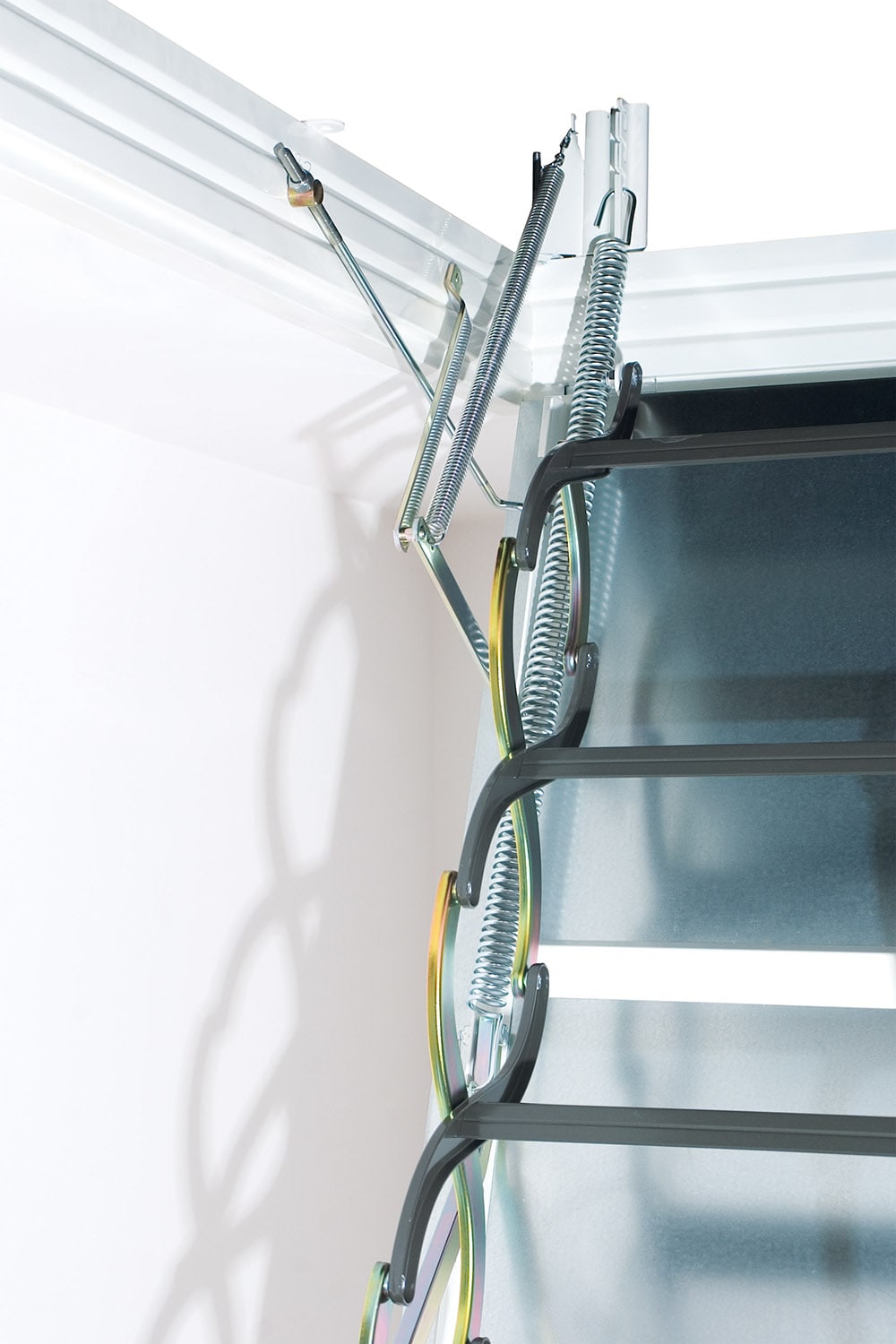 Escalera de tijera para ático de acero FAKRO de 7.83 a 9.85 pies (abertura bruta: 25 pulgadas x 47 pulgadas) con capacidad de 350 lb Modelo 66859.