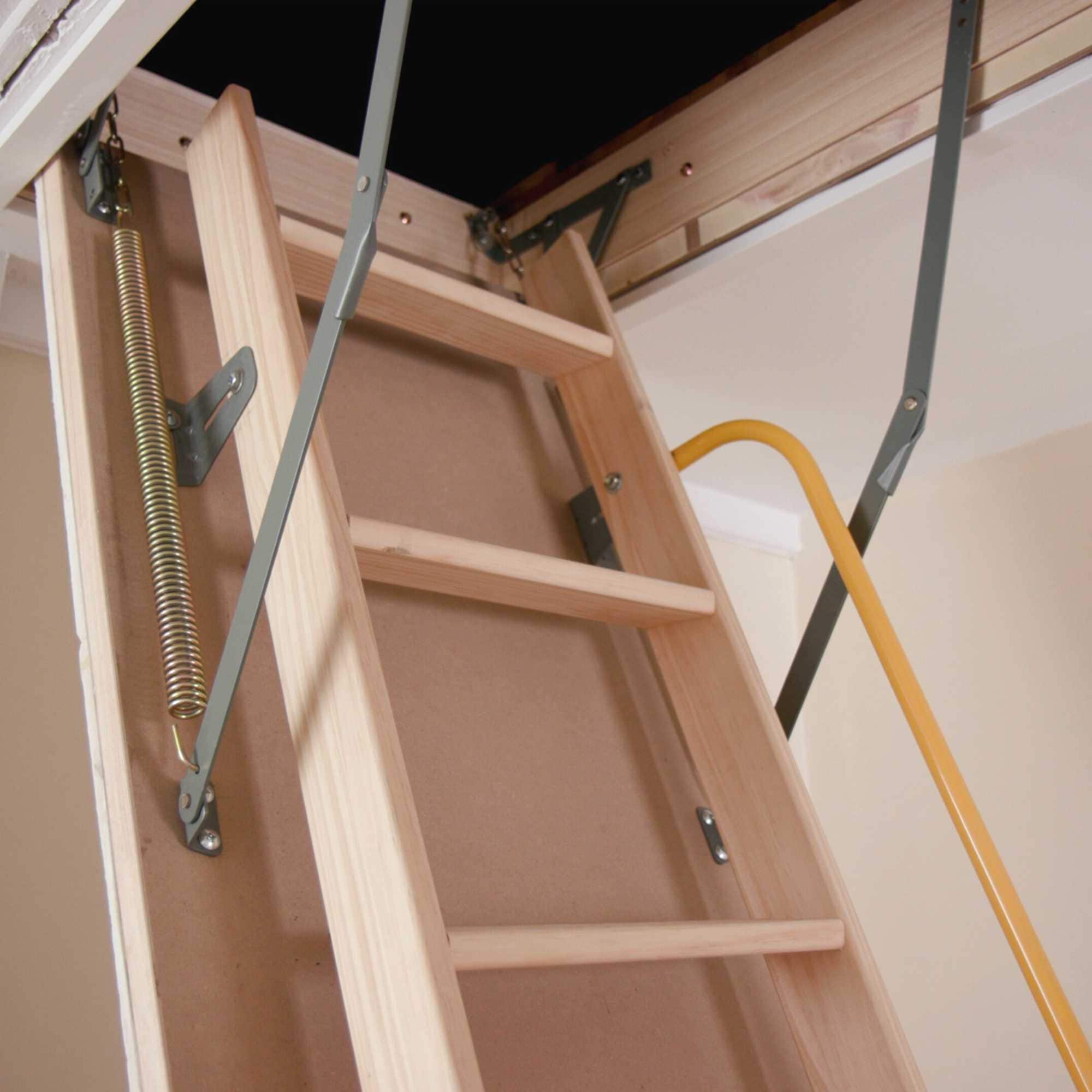 Escalera de ático plegable de madera aislada Nuvo Iron de 8.9 a 10 pies (apertura bruta: 54 pulgadas x 22.5 pulgadas) con capacidad de 330 libras ALW255X54