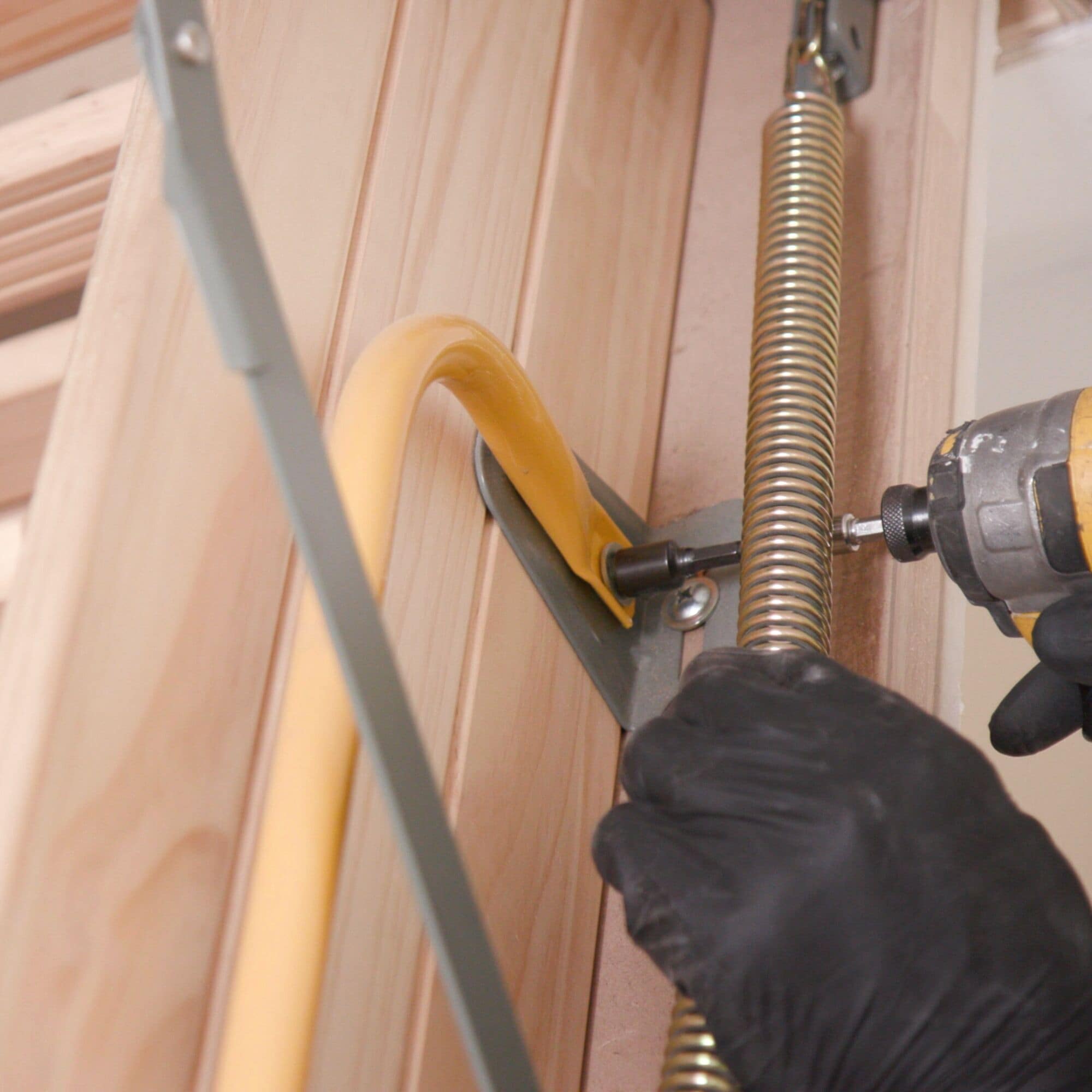 Escalera de ático plegable de madera aislada Nuvo Iron de 8.9 a 10 pies (apertura bruta: 54 pulgadas x 22.5 pulgadas) con capacidad de 330 libras ALW255X54