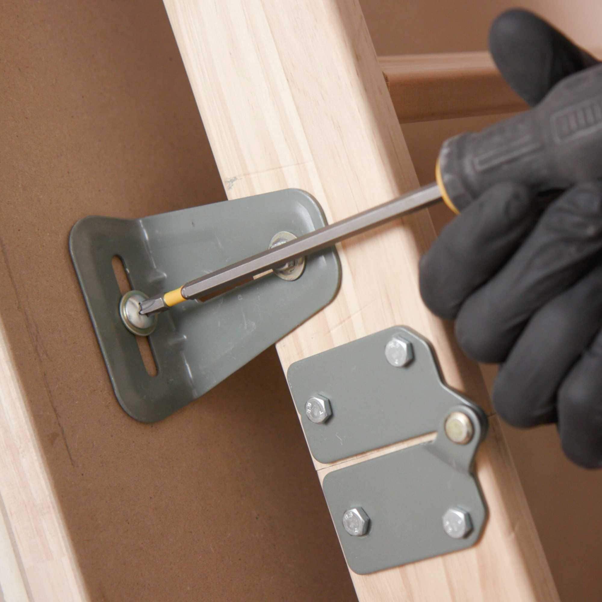 Escalera de ático plegable de madera aislada Nuvo Iron de 8.9 a 10 pies (apertura bruta: 54 pulgadas x 22.5 pulgadas) con capacidad de 330 libras ALW255X54
